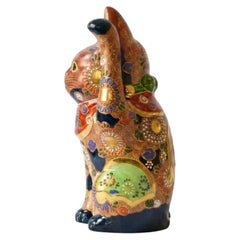 Scultura del gatto che fa cenno di Kutani, porcellana giapponese in stile Mori, blu e oro