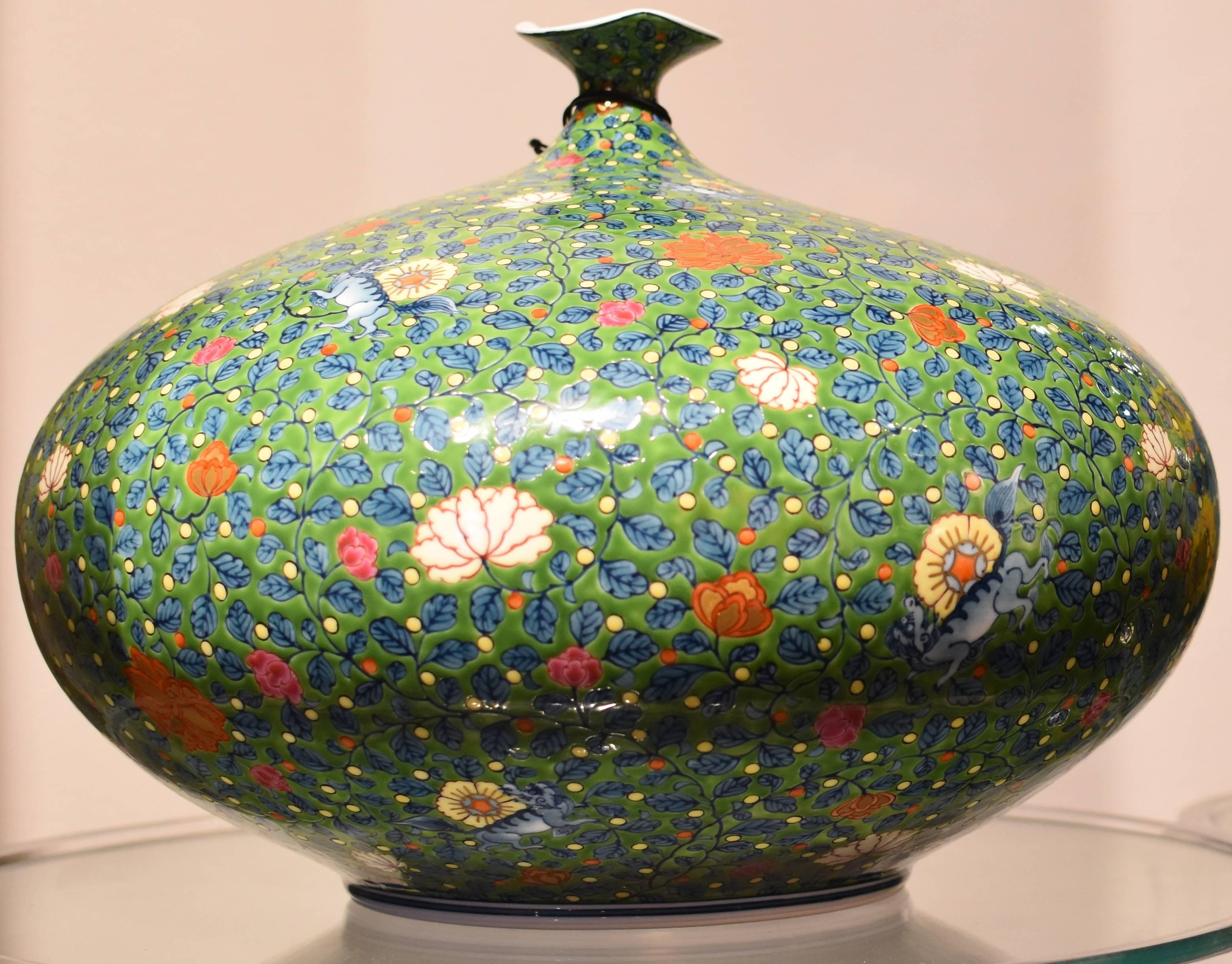 Contemporary Hand-Painted Japanese Porcelain Vase by  Fujii Katsuma 5