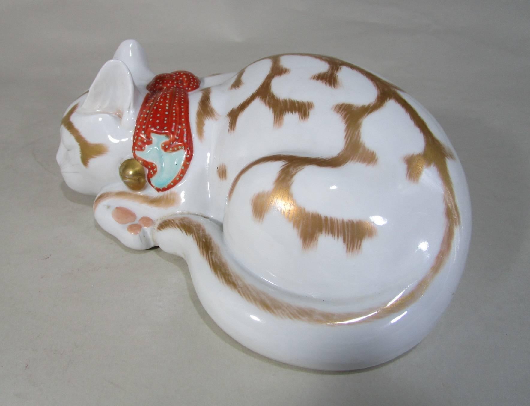 Exquisite antique Japanese Kutani sculpture of a sleeping cat in fine porcelain from Meiji period, inspired by the small wooden sculpture at the entrance of Toshougu shrine in Nikko, Japan, by the acclaimed sculpture artist and architect Hidari