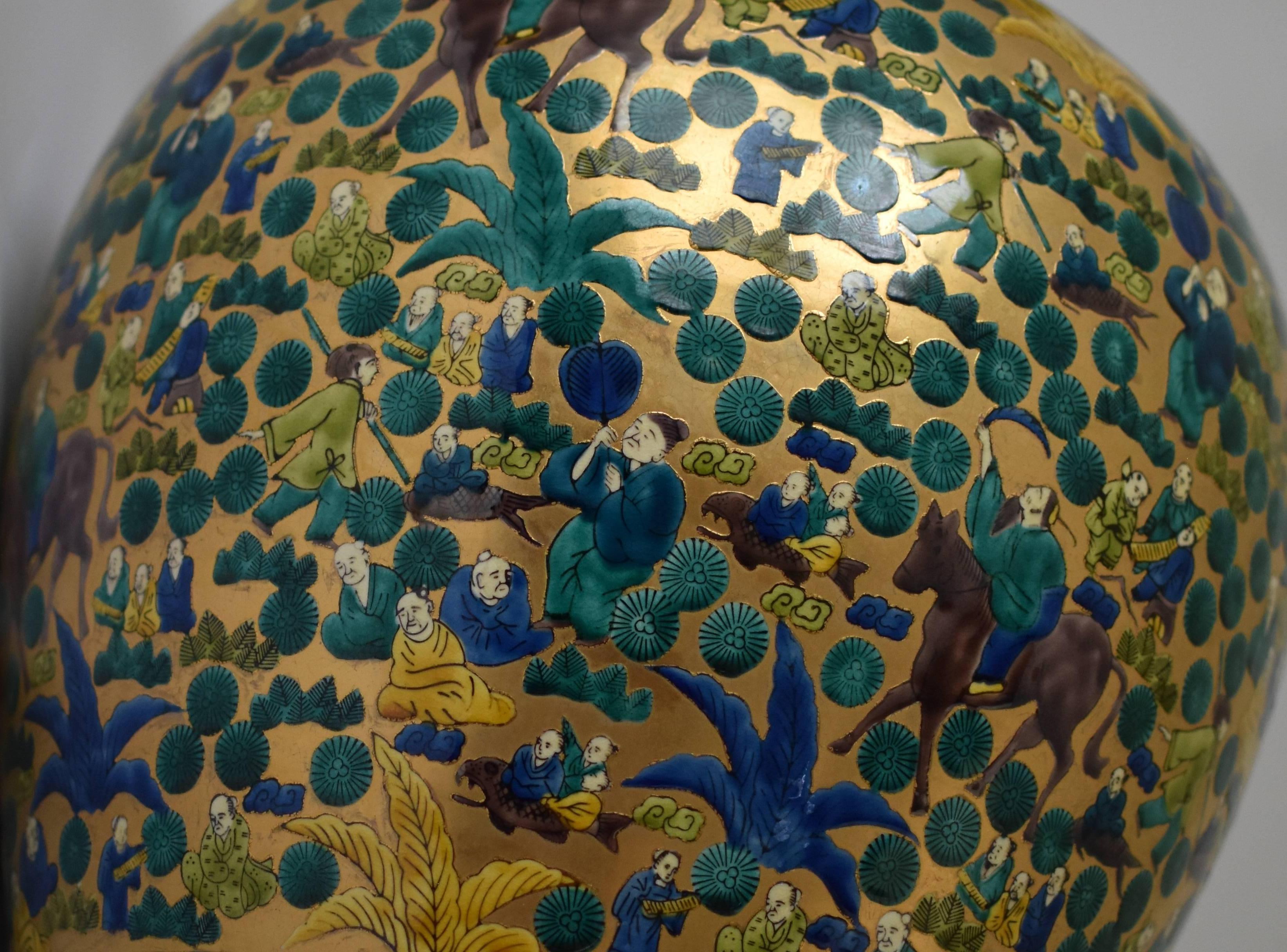 Außergewöhnliche große zeitgenössische japanische Vase aus vergoldetem Porzellan in Museumsqualität, extrem aufwendig handbemalt im atemberaubenden Kutani-Mokubei-Stil  vor einem markanten Hintergrund aus hochreinem Gold. Der Künstler hat Gelb,