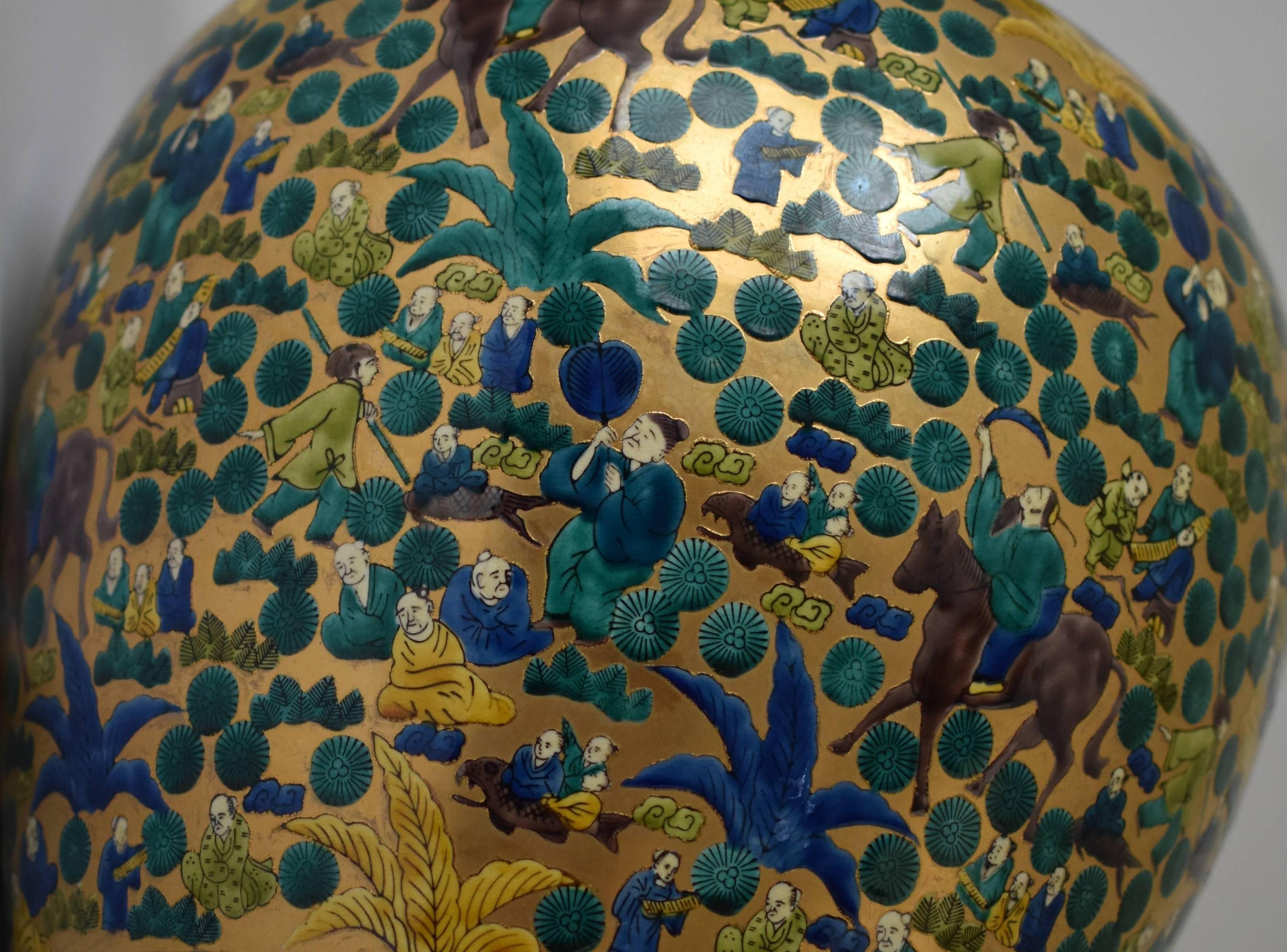 Außergewöhnliche große signierte japanische zeitgenössische Vase aus vergoldetem Porzellan in Museumsqualität, extrem aufwendig handbemalt im atemberaubenden Kutani-Mokubei-Stil  vor einem markanten Hintergrund aus hochreinem Gold. Der Künstler hat