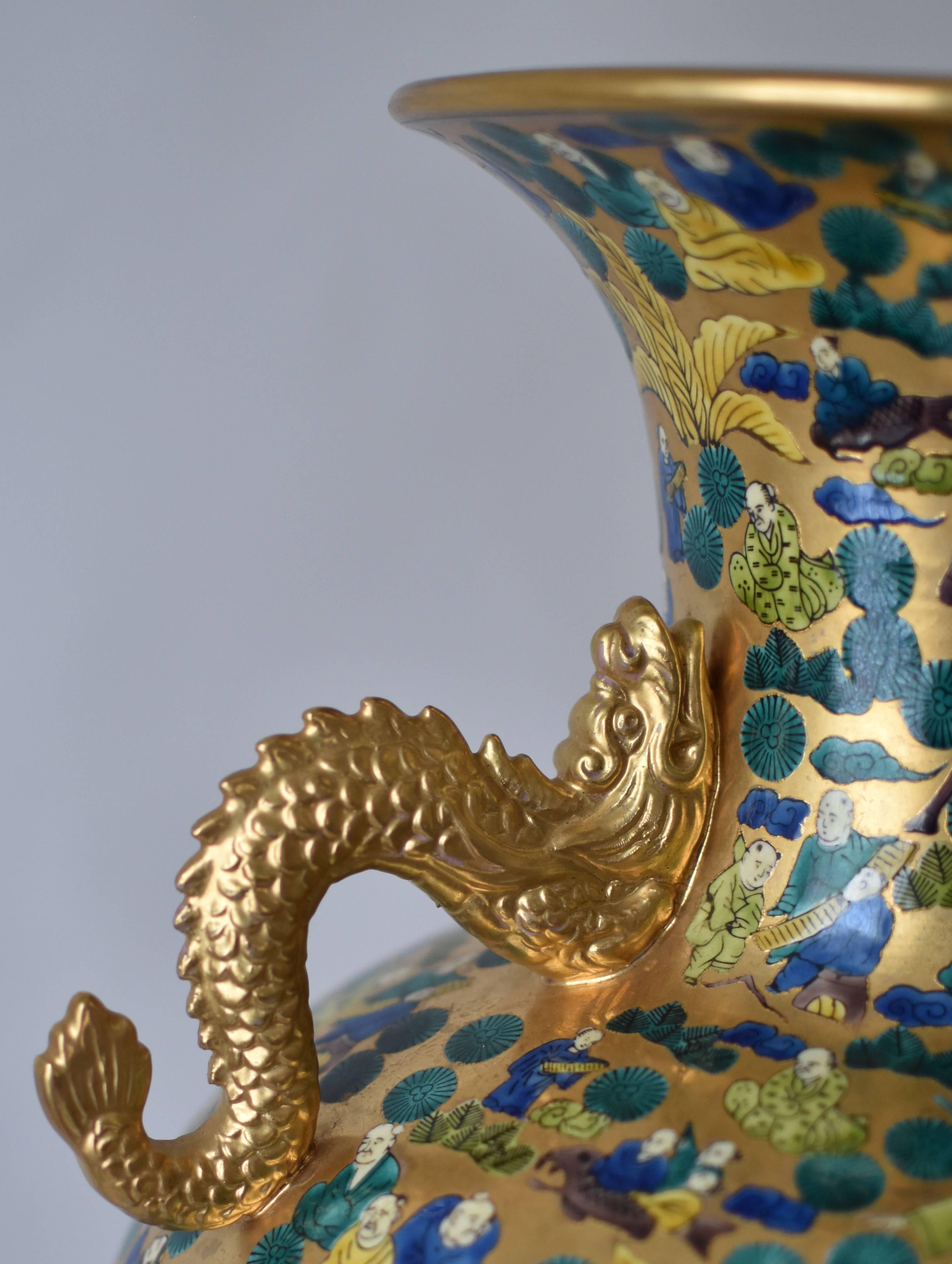 Japonais Vase contemporain japonais en porcelaine verte, bleue et dorée, réalisé par un maître artiste, 2 en vente