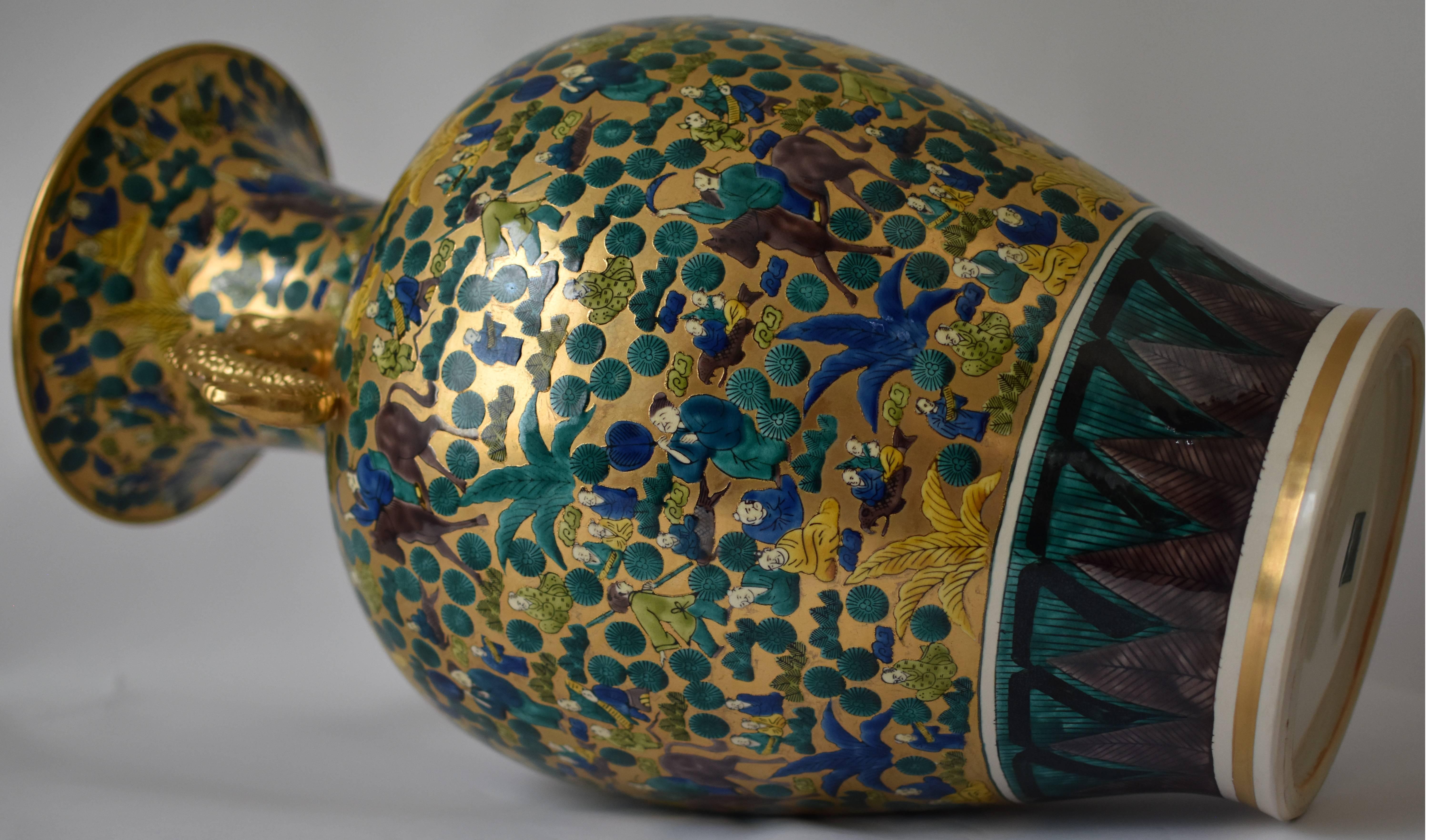 Peint à la main Vase contemporain japonais en porcelaine verte, bleue et dorée, réalisé par un maître artiste, 2 en vente