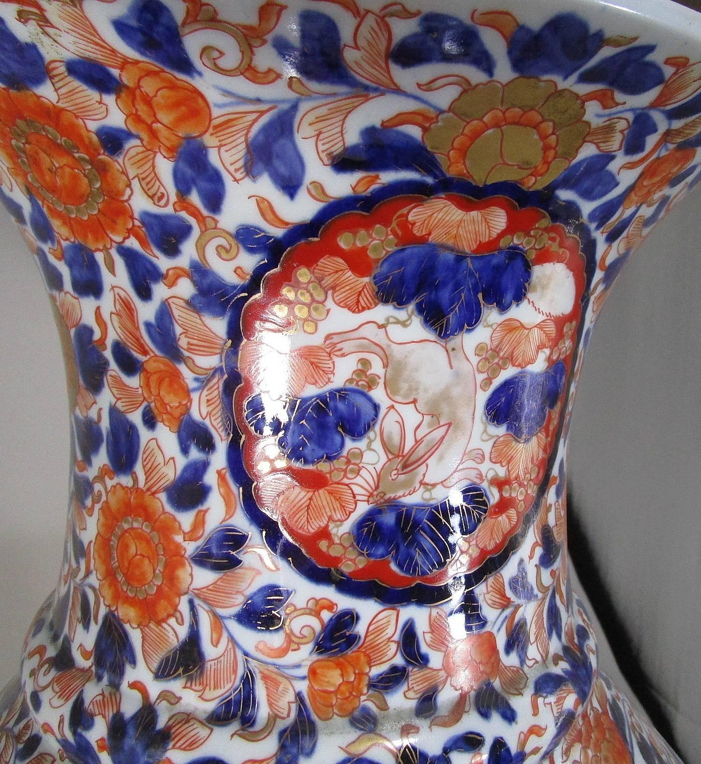 Paire de vases japonais en porcelaine bleue, rouge et or de la période Edo, vers 1800 en vente 1