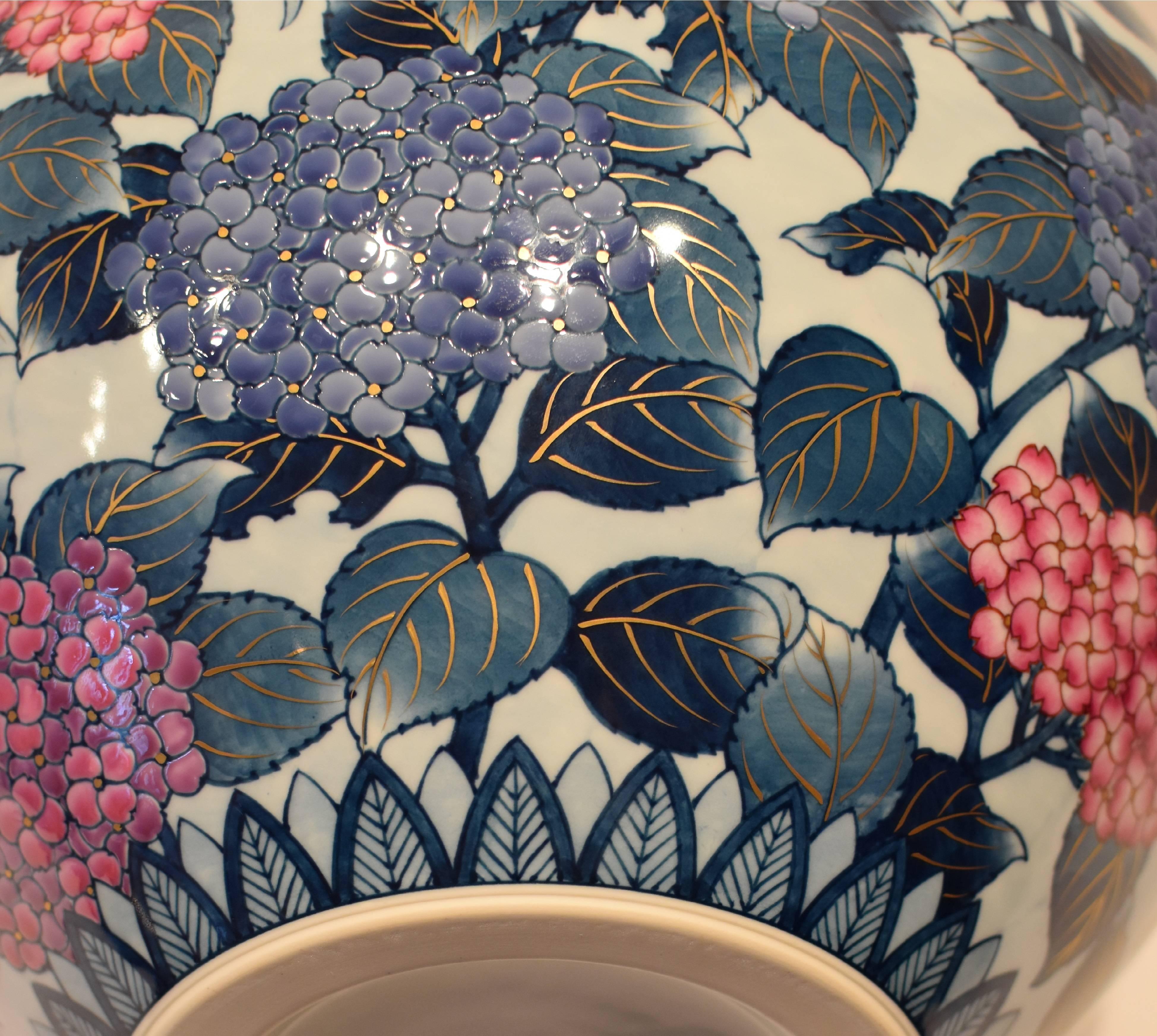Large Japanese Ovoid Imari Decorative Porcelain Vase by  Master Artist In Excellent Condition In Takarazuka, JP