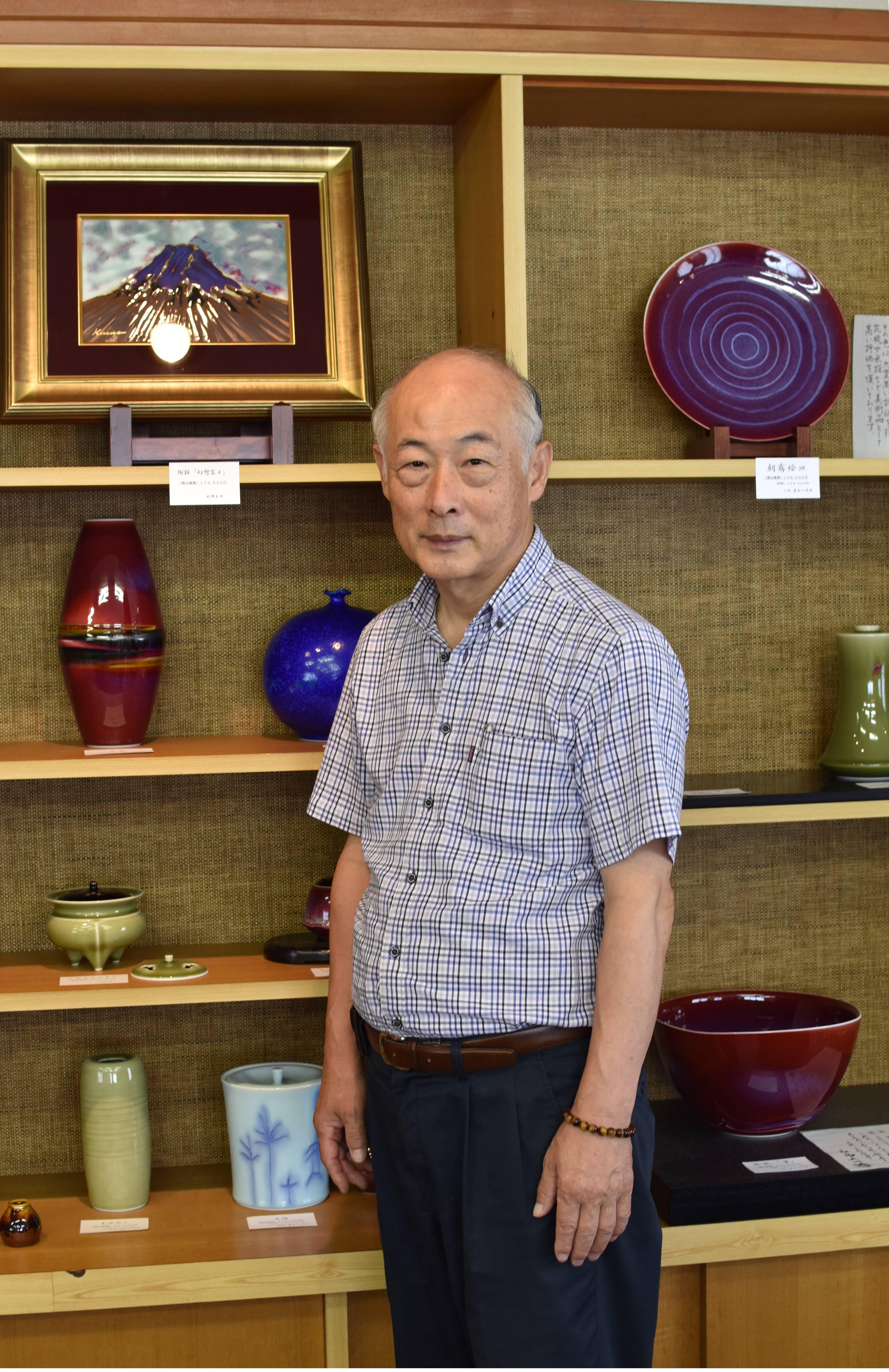 Massive Japanese Decorative Glazed Porcelain Vase by Master Artists 4