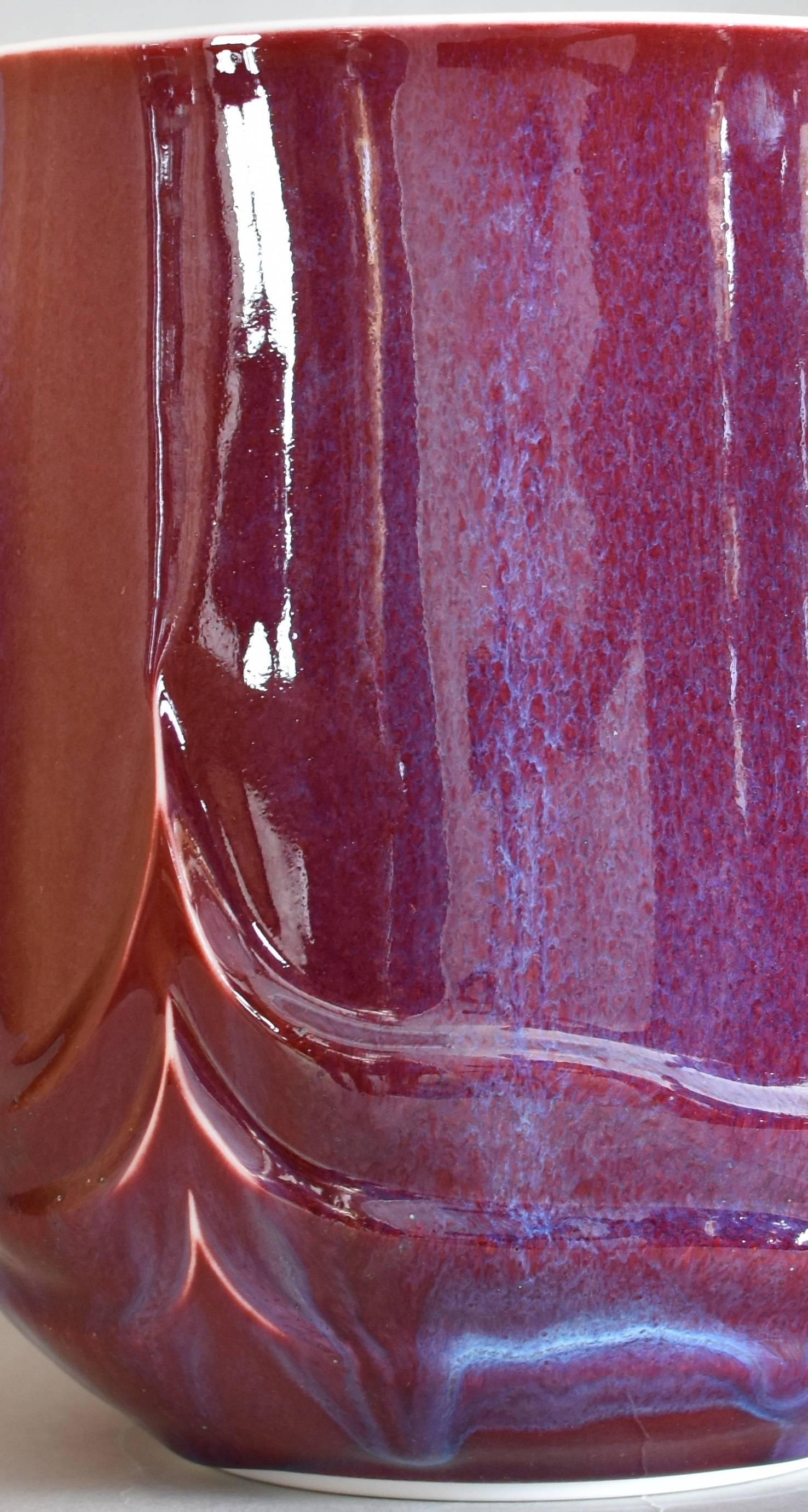  Decorative Glazed Red Decorative Porcelain Vase by Japanese Master Artist In New Condition In Takarazuka, JP