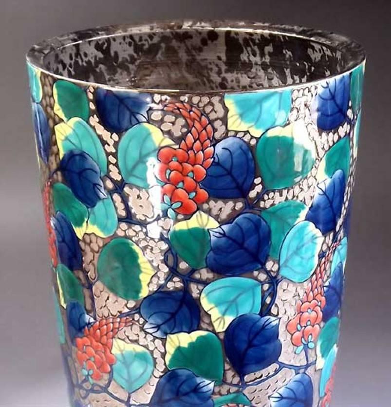 Exquisite Japanese contemporary decorative porcelain vase, platinum-gilded and hand-painted porcelain vase in a stunning cylinder shape and signed by highly acclaimed award-winning master porcelain artist in the Imari-Arita style. This artist is the