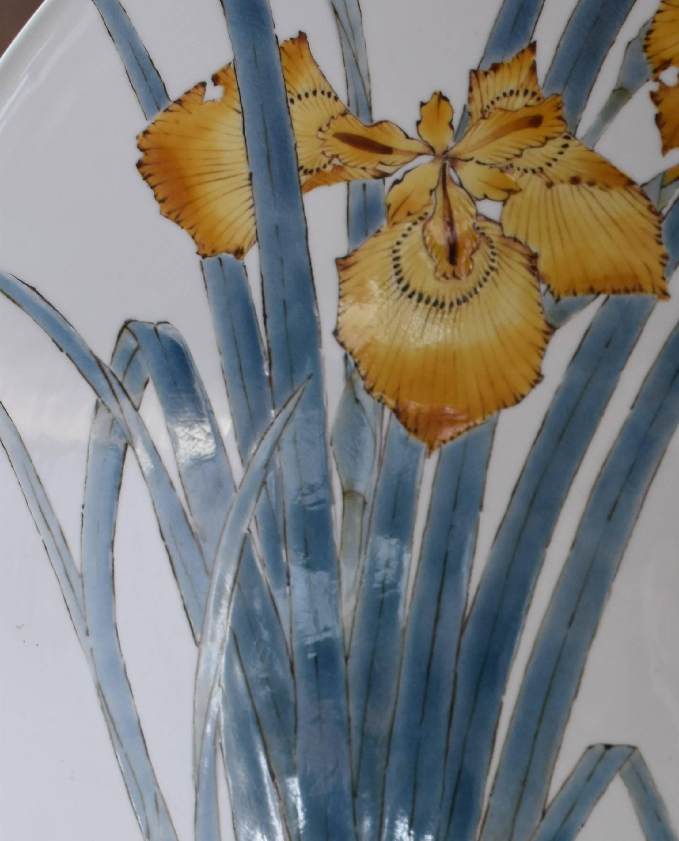 Außergewöhnliche japanische zeitgenössische große dekorative tiefe Porzellan Ladegerät, dramatisch handbemalt auf die feinste Qualität Porzellan,  ein signiertes Meisterwerk des hochgelobten und preisgekrönten Porzellankünstlers aus der Region