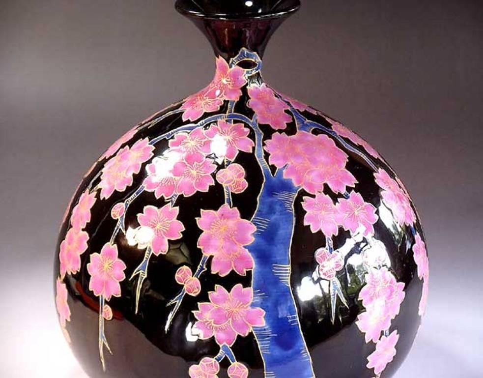 Contemporary Japanese Schwarz Rosa Blau Gold Porzellan Vase von Masterly Artist (Meiji-Periode) im Angebot
