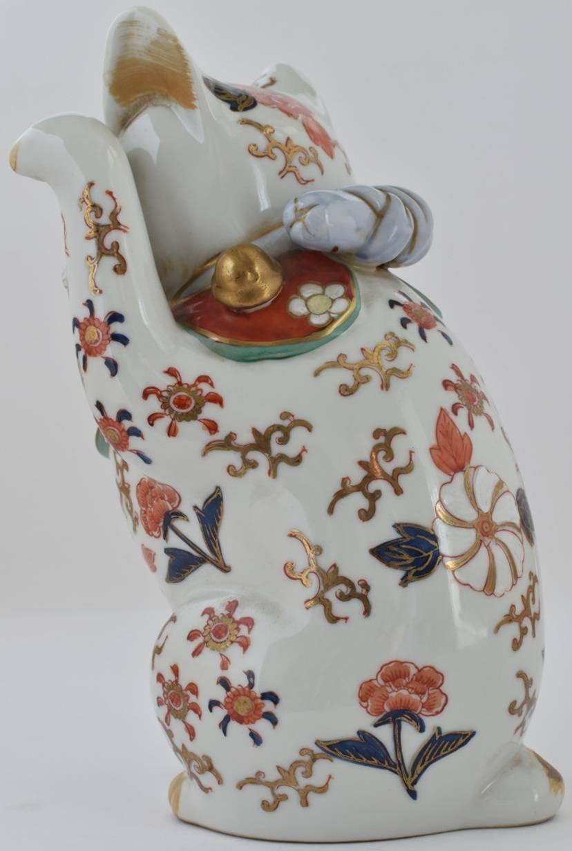Japanese Imari Gilded Hand-Painted Porcelain Beckoning Cat, circa 1935 In Excellent Condition In Takarazuka, JP