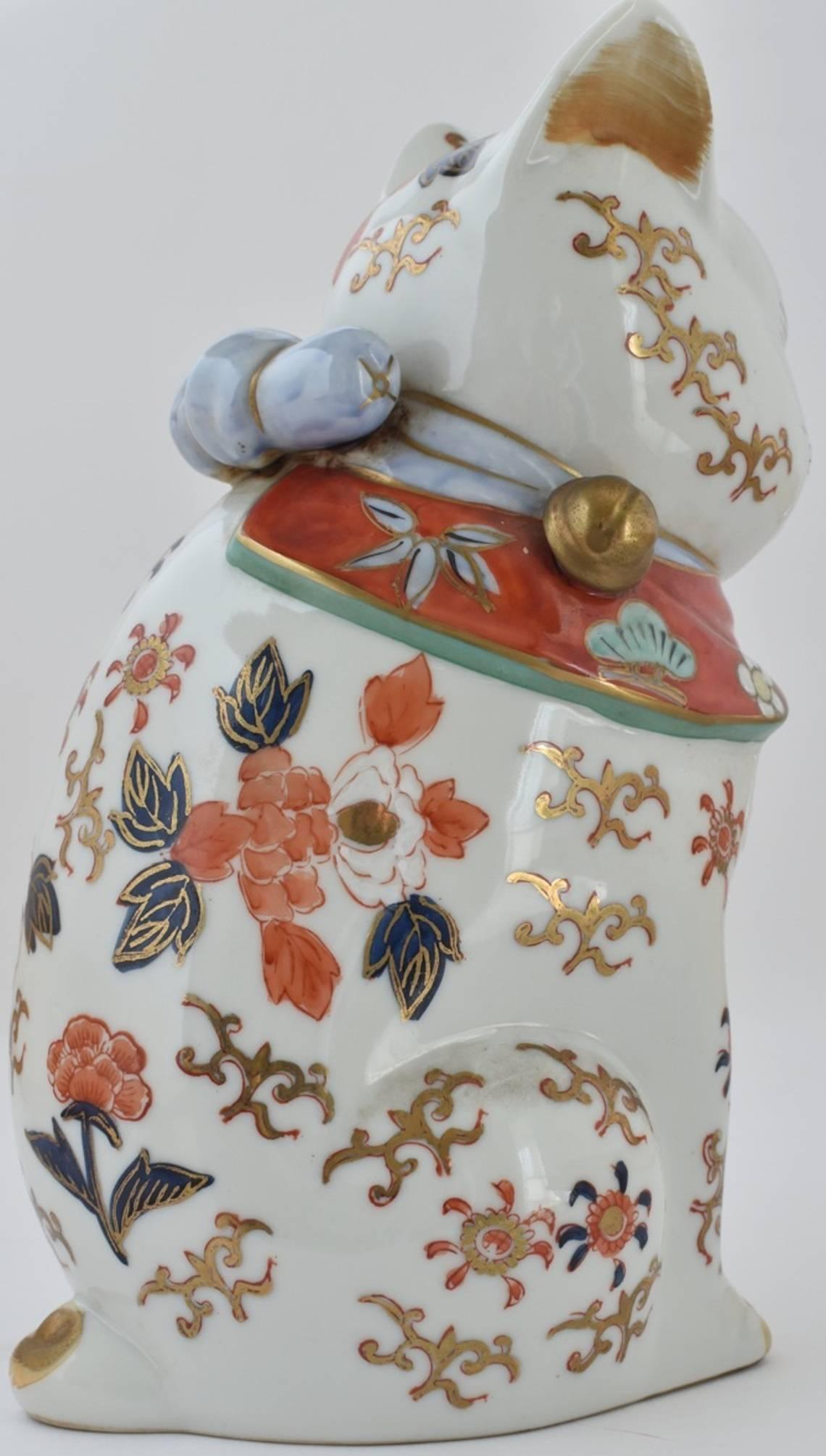 Japanese Imari Gilded Hand-Painted Porcelain Beckoning Cat, circa 1935 1