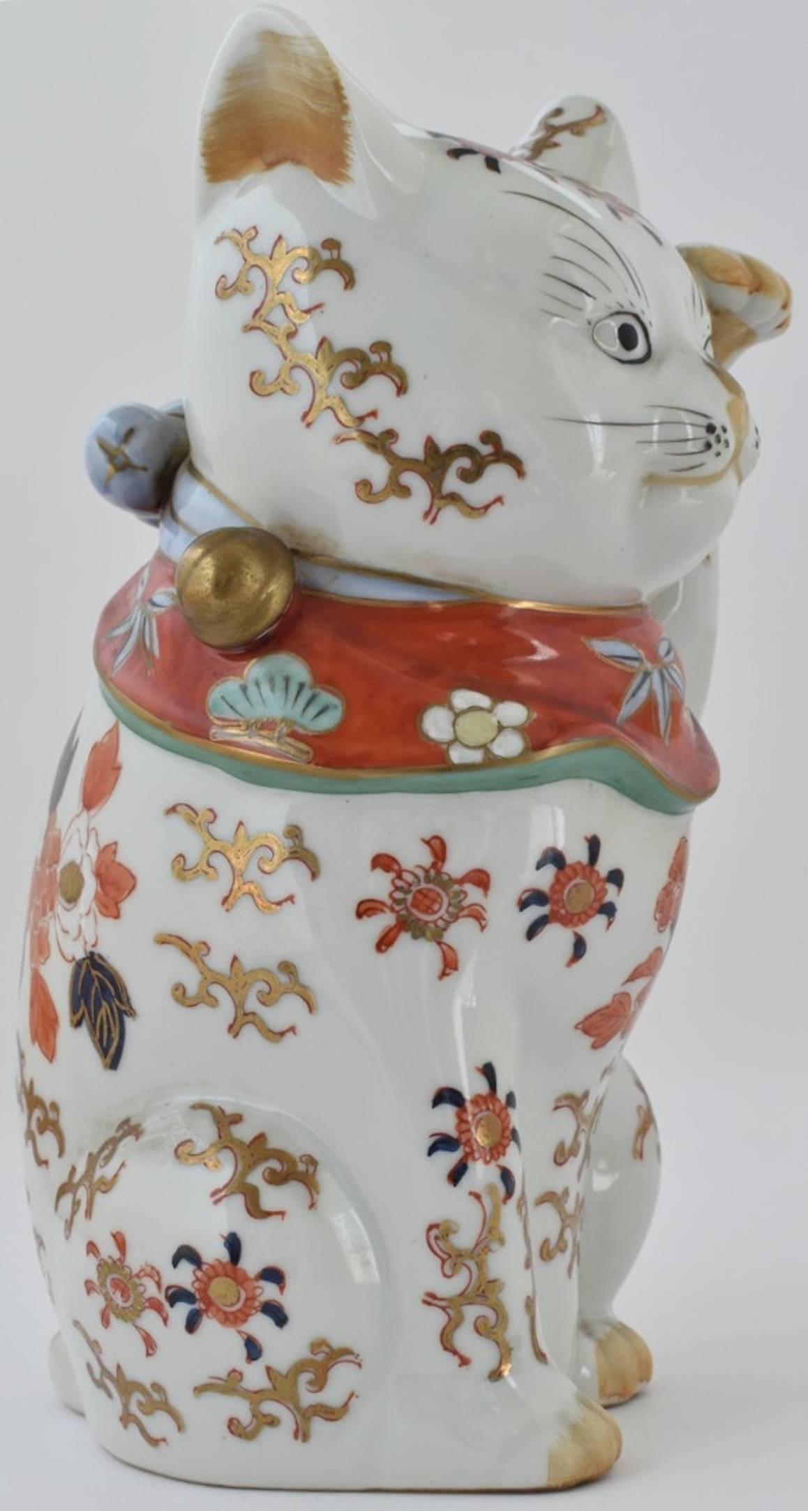 Japanese Imari Gilded Hand-Painted Porcelain Beckoning Cat, circa 1935 2