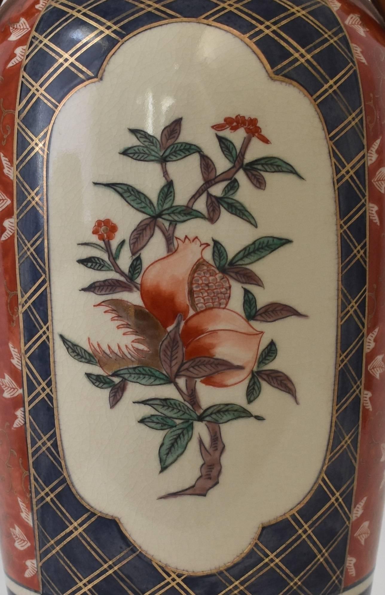 Japonais Vase japonais contemporain en porcelaine rouge, bleu, vert et or, 6 en vente