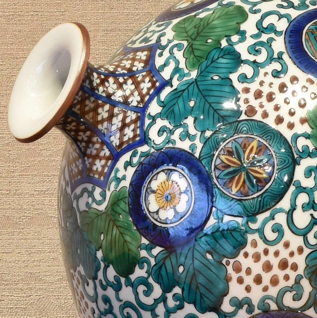 This exceptional Japanese contemporary Kutani decorative porcelain vase, hand-painted on a beautifully shaped ovoid porcelain body, is a signed masterpiece by Mitsui Tamekichi, the third generation master of a Kutani kiln with a history of more than