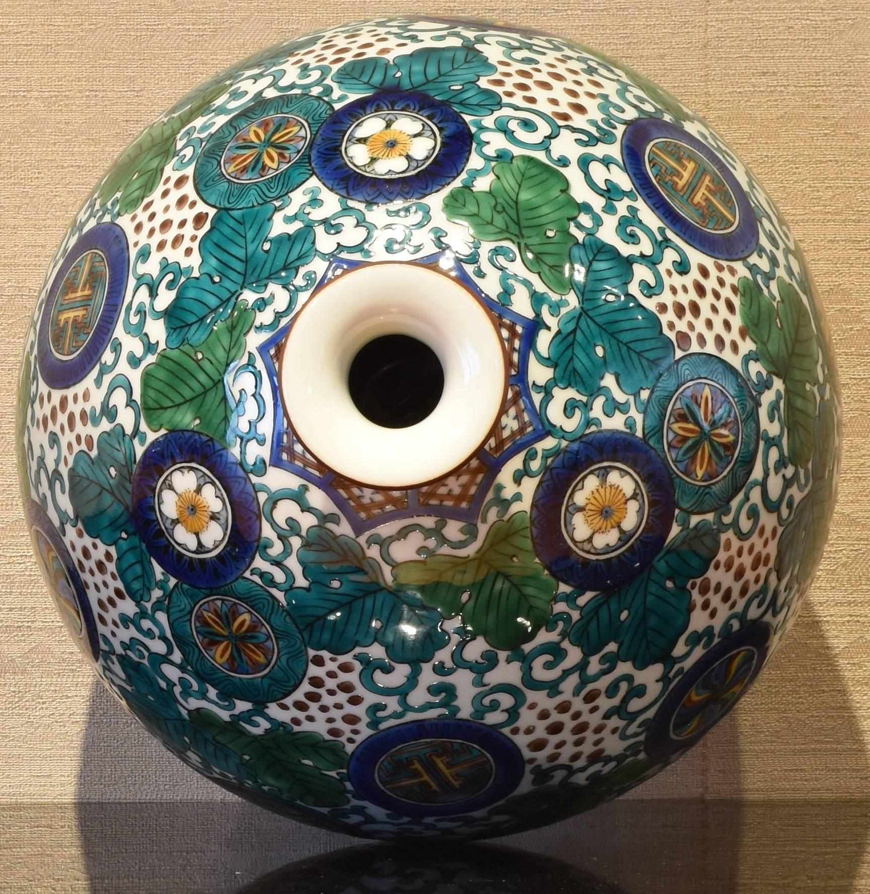 Hand-Painted Japanese Kutani Decorative Porcelain Vase by Master Artist