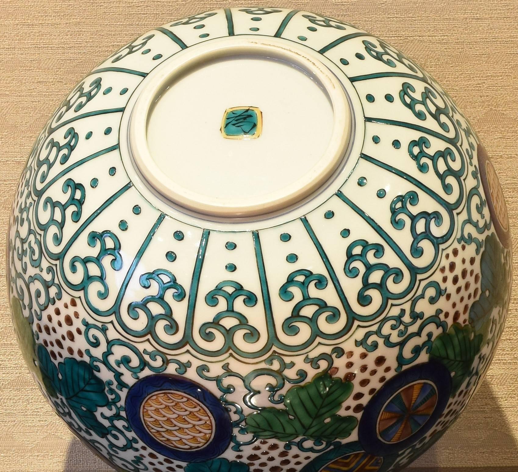 Japanese Kutani Decorative Porcelain Vase by Master Artist 1