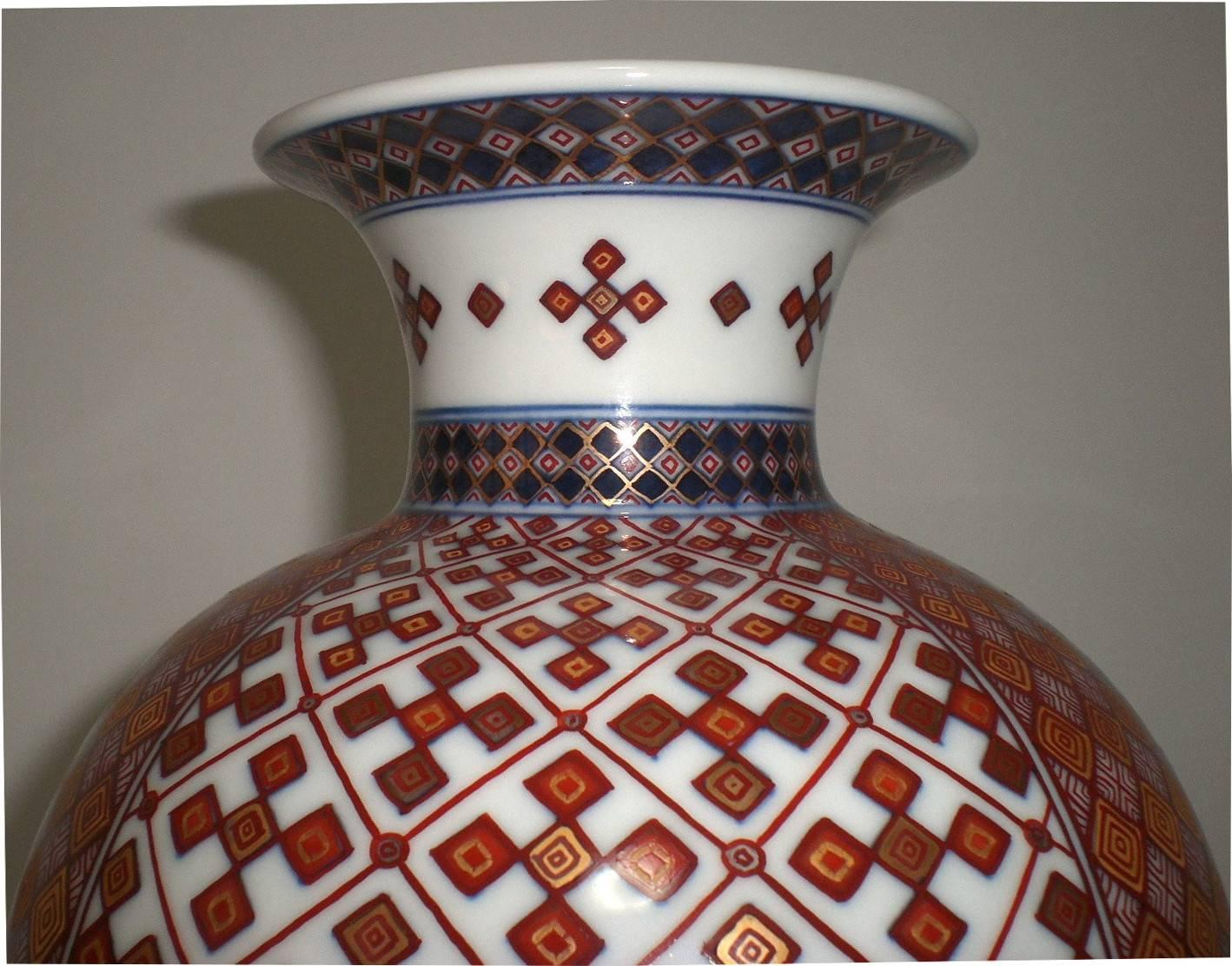 Exquisite Jpanese contemporary signed decorative porcelain vase with its extraordinary shape, extremely intricately hand-painted featuring two fascinating and incredibly detailed geometric progression in stunning deep blue, iron-red and gold on fine