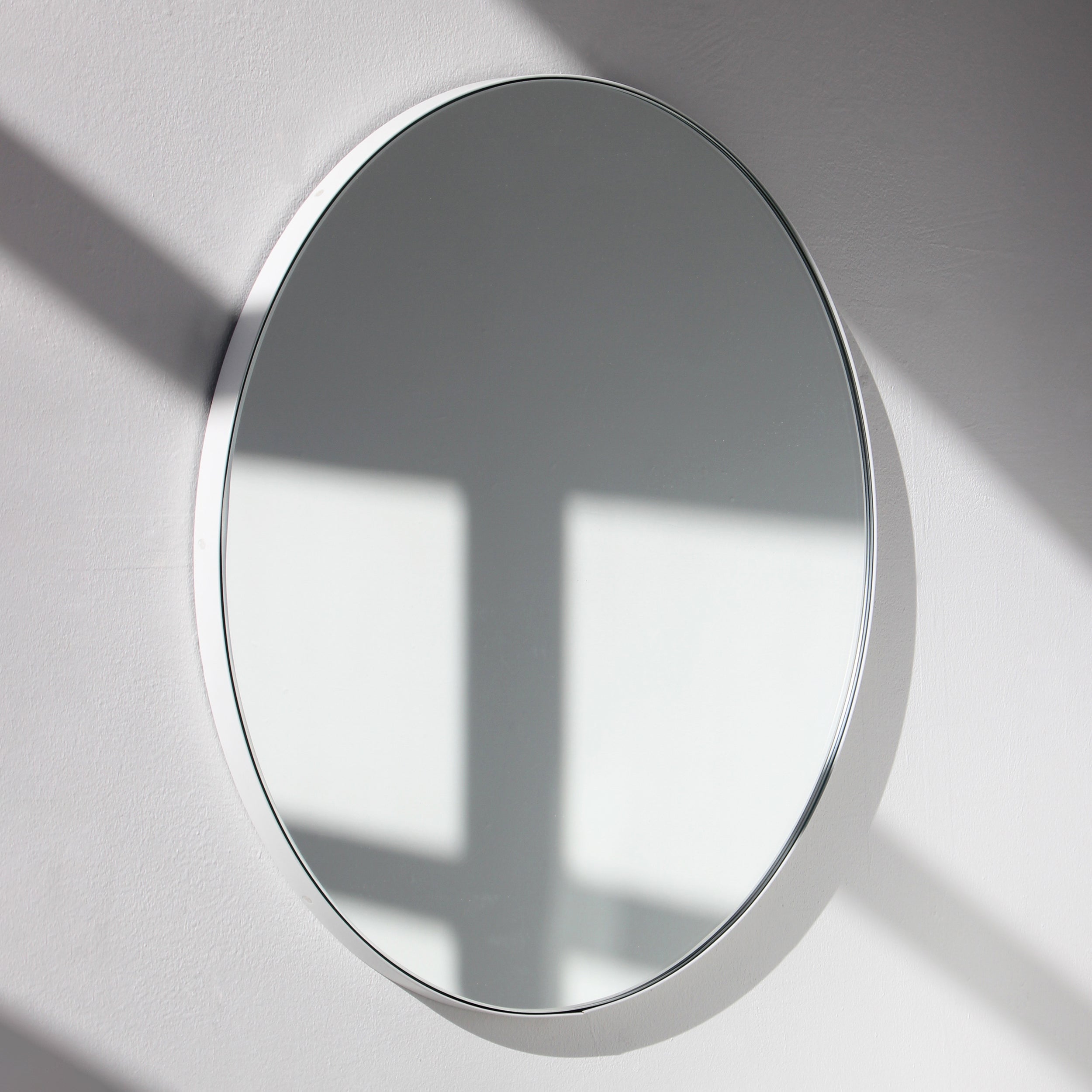 Miroir moderne rond Orbis fabriqué à la main avec cadre blanc, régulier en vente
