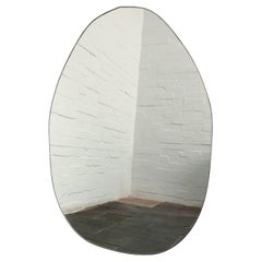 Miroir moderne de forme libre et irrégulière organique Nuva avec cadre en laiton, surdimensionné