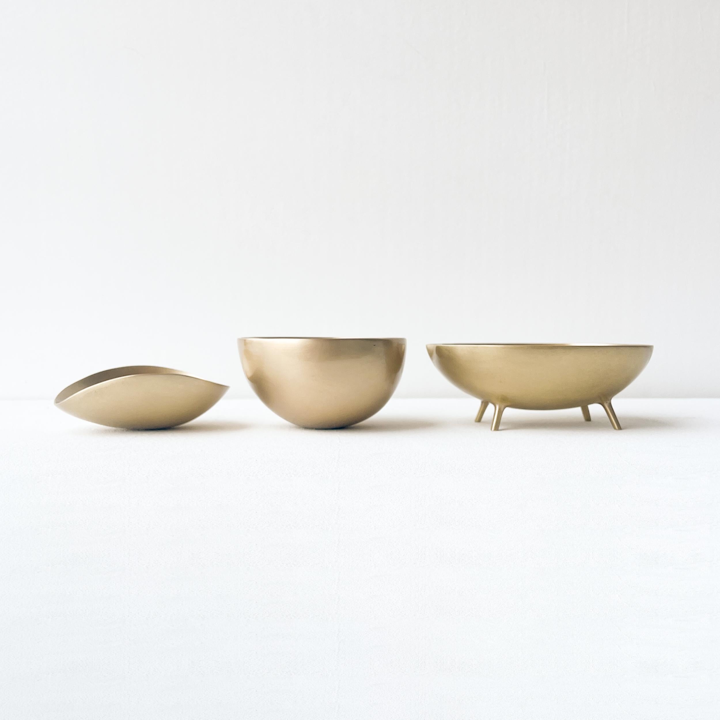 Set of Three Decorative Brushed Brass Bowls Vide-Poche For Sale 1