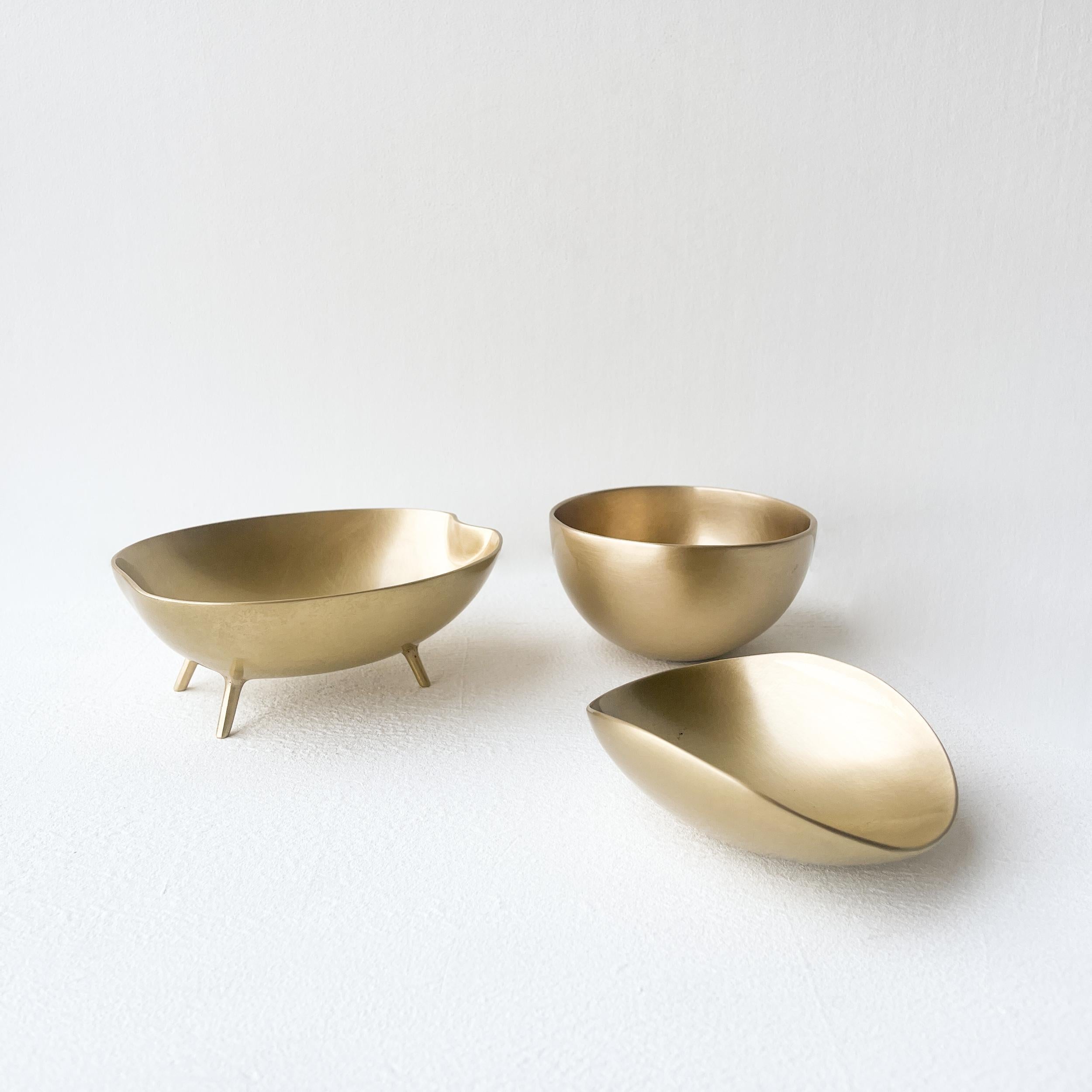 Indian Set of Three Decorative Brushed Brass Bowls Vide-Poche For Sale