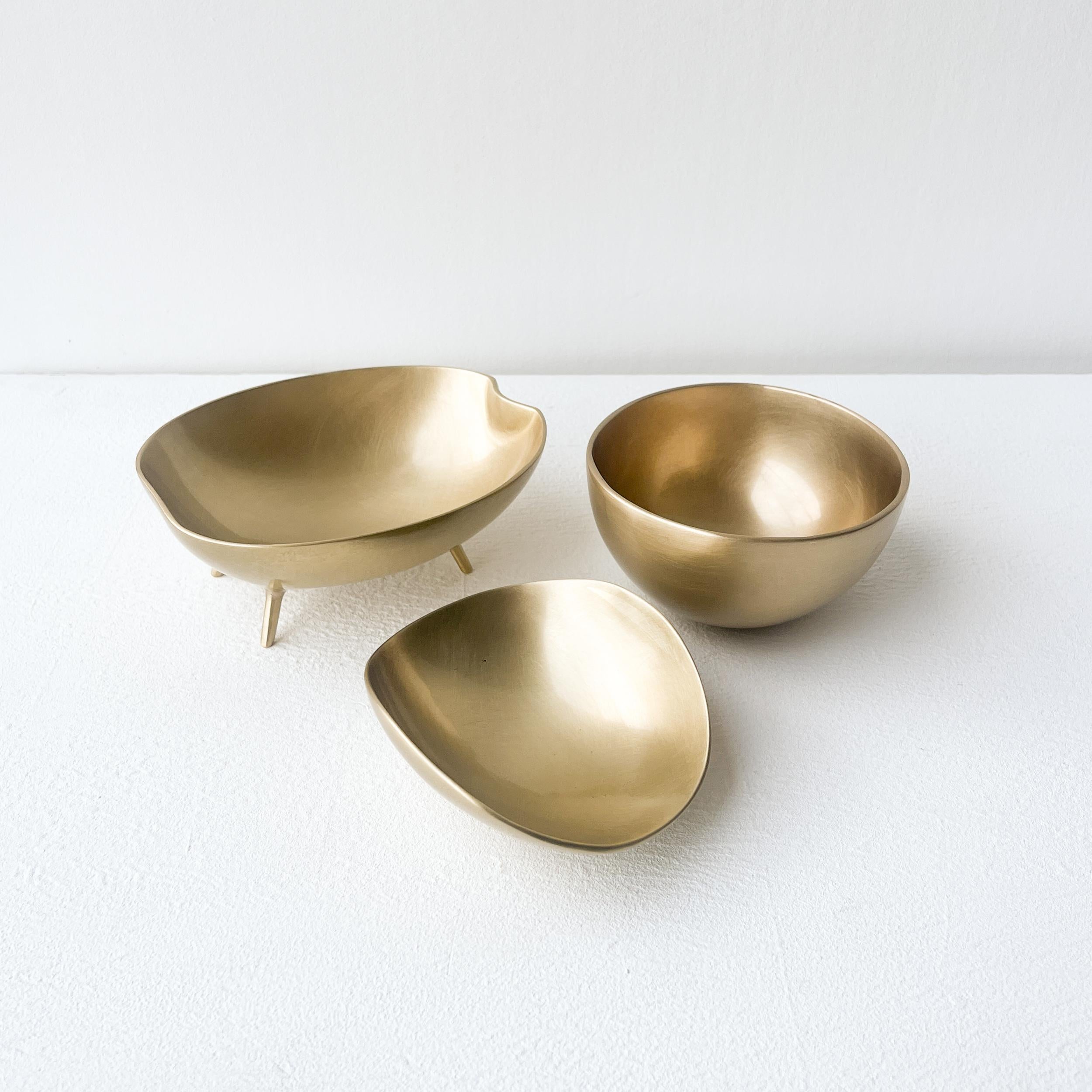 Set of Three Decorative Brushed Brass Bowls Vide-Poche In New Condition For Sale In London, GB
