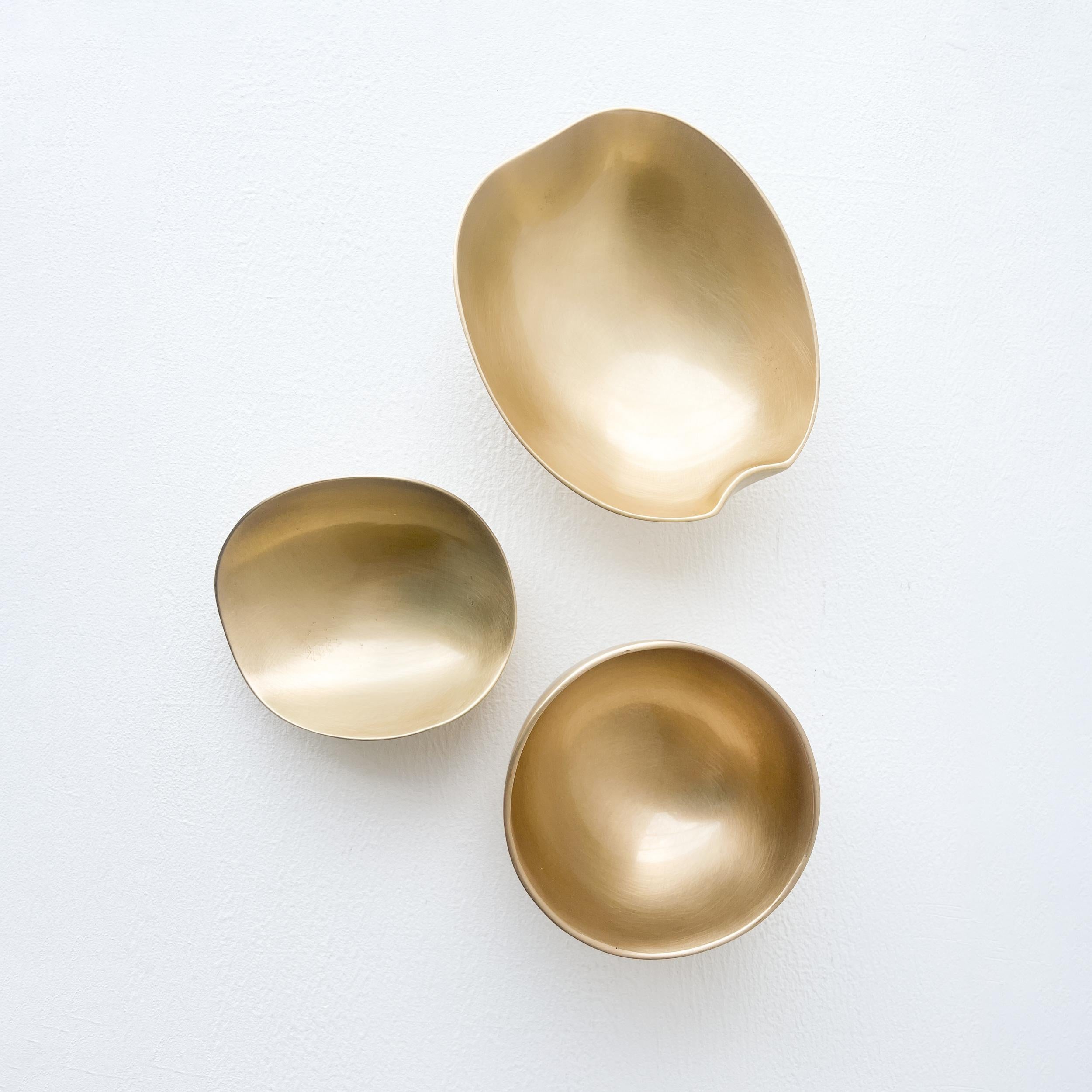 Cast Set of Three Decorative Brushed Brass Bowls Vide-Poche For Sale