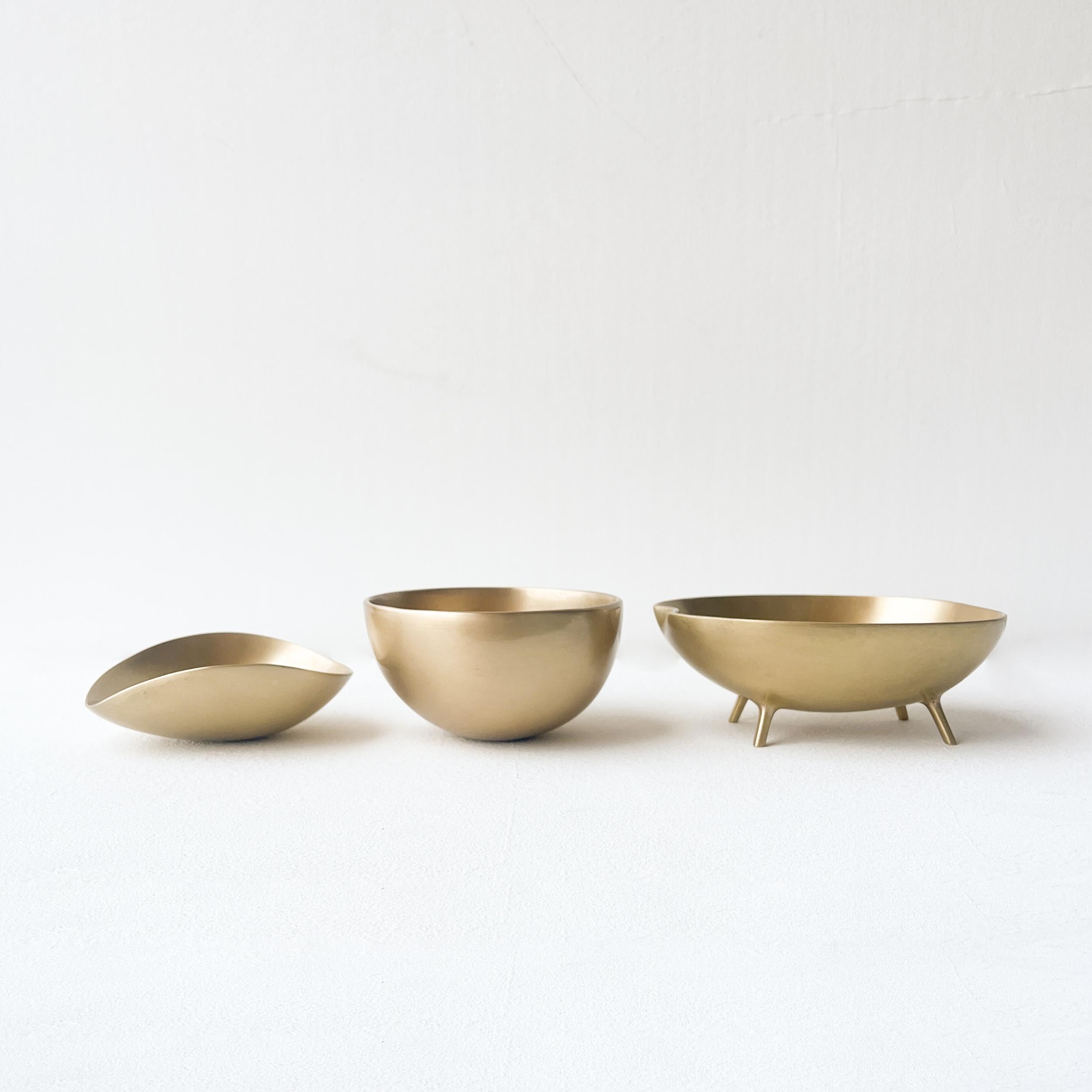 Contemporary Set of Three Decorative Brushed Brass Bowls Vide-Poche For Sale