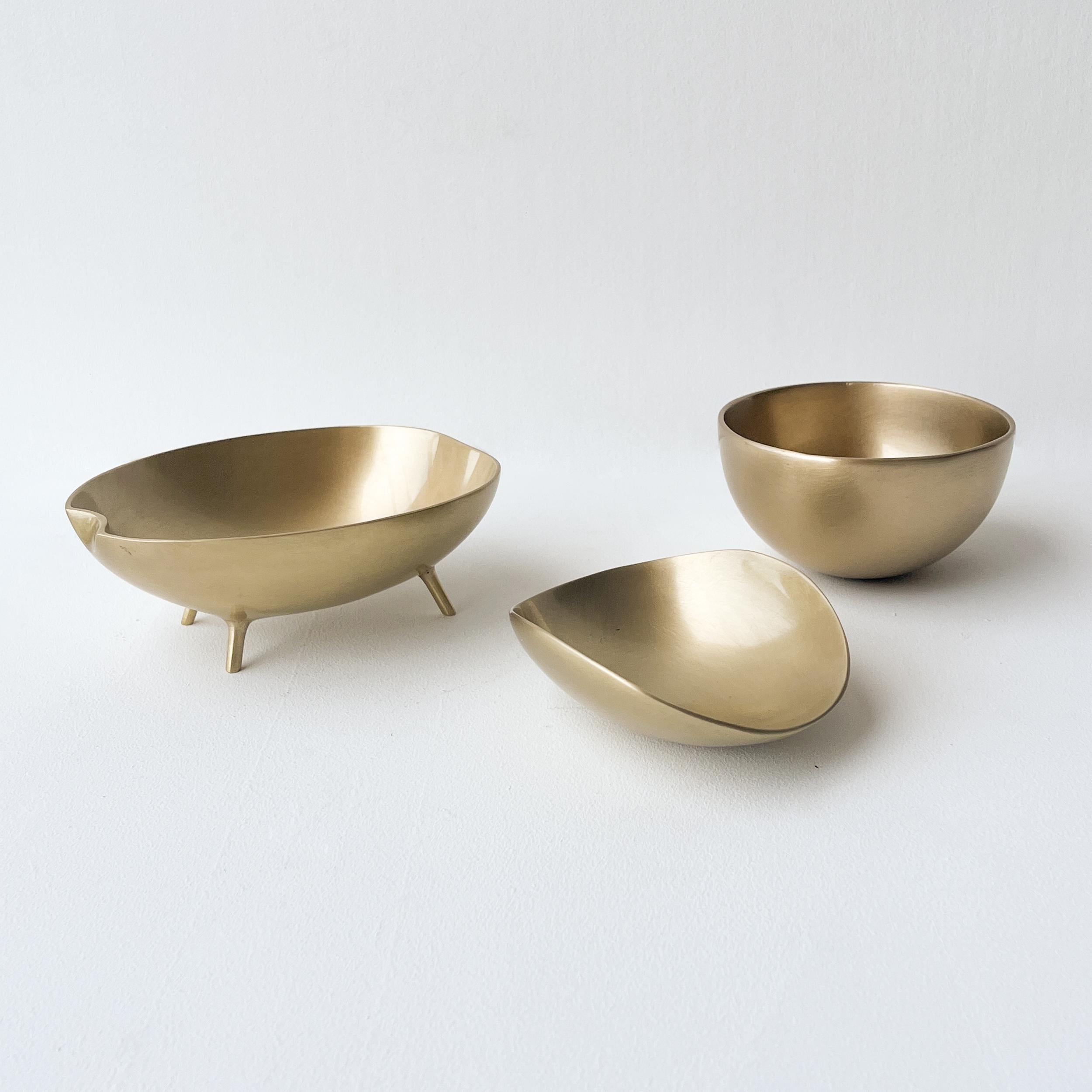 Set of Three Decorative Brushed Brass Bowls Vide-Poche For Sale 4