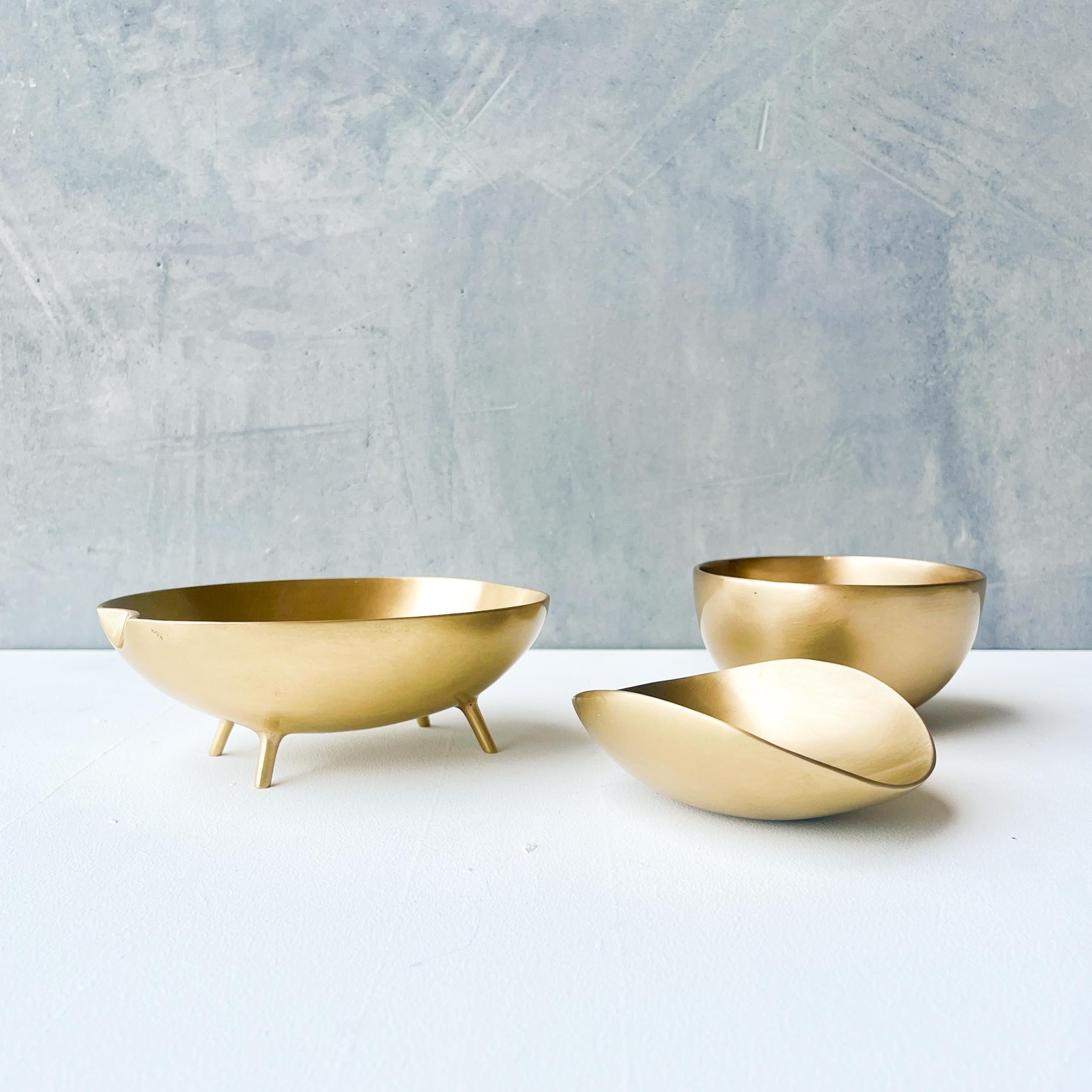 Set of Three Decorative Brushed Brass Bowls Vide-Poche For Sale 3