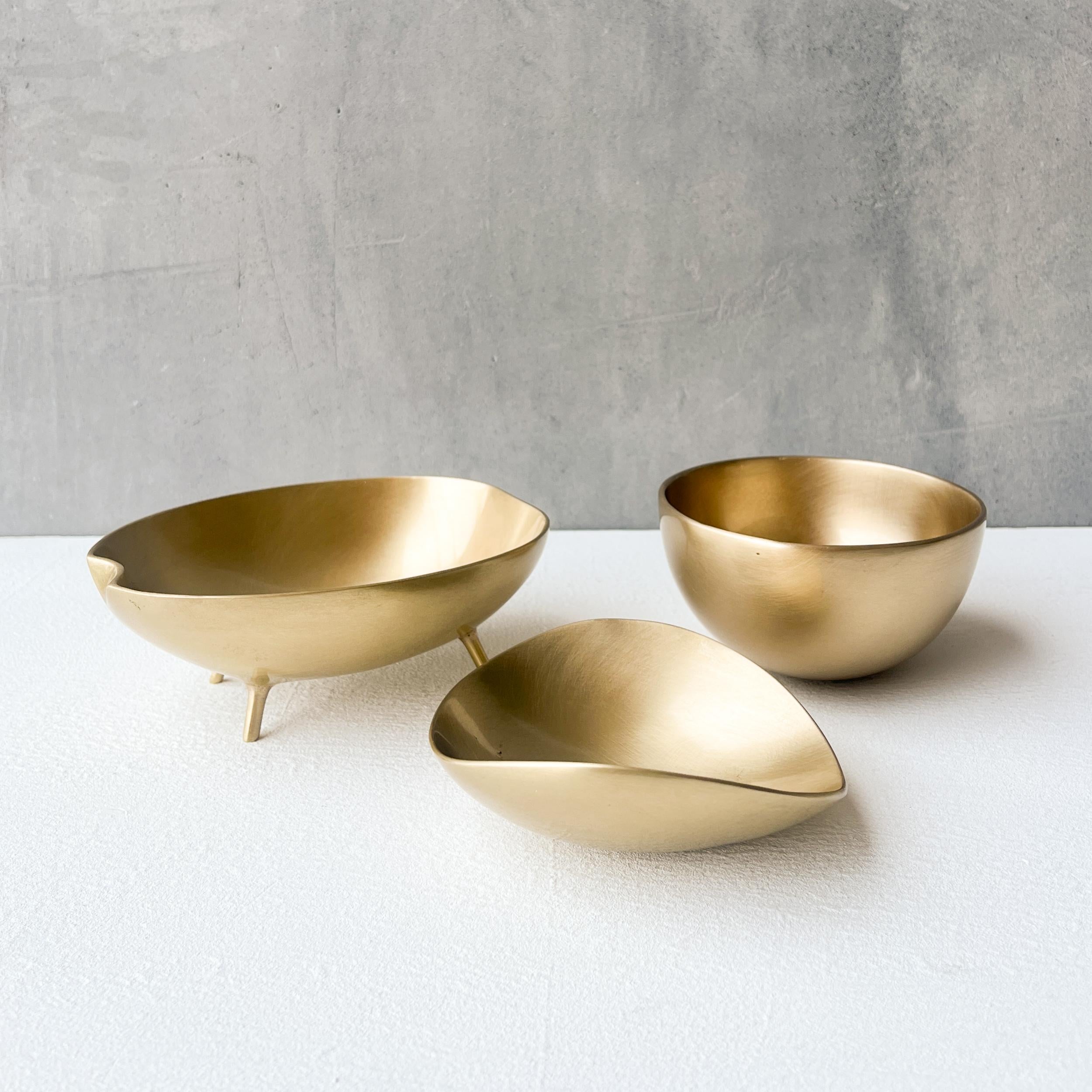 Organic Modern Set of Three Decorative Brushed Brass Bowls Vide-Poche For Sale