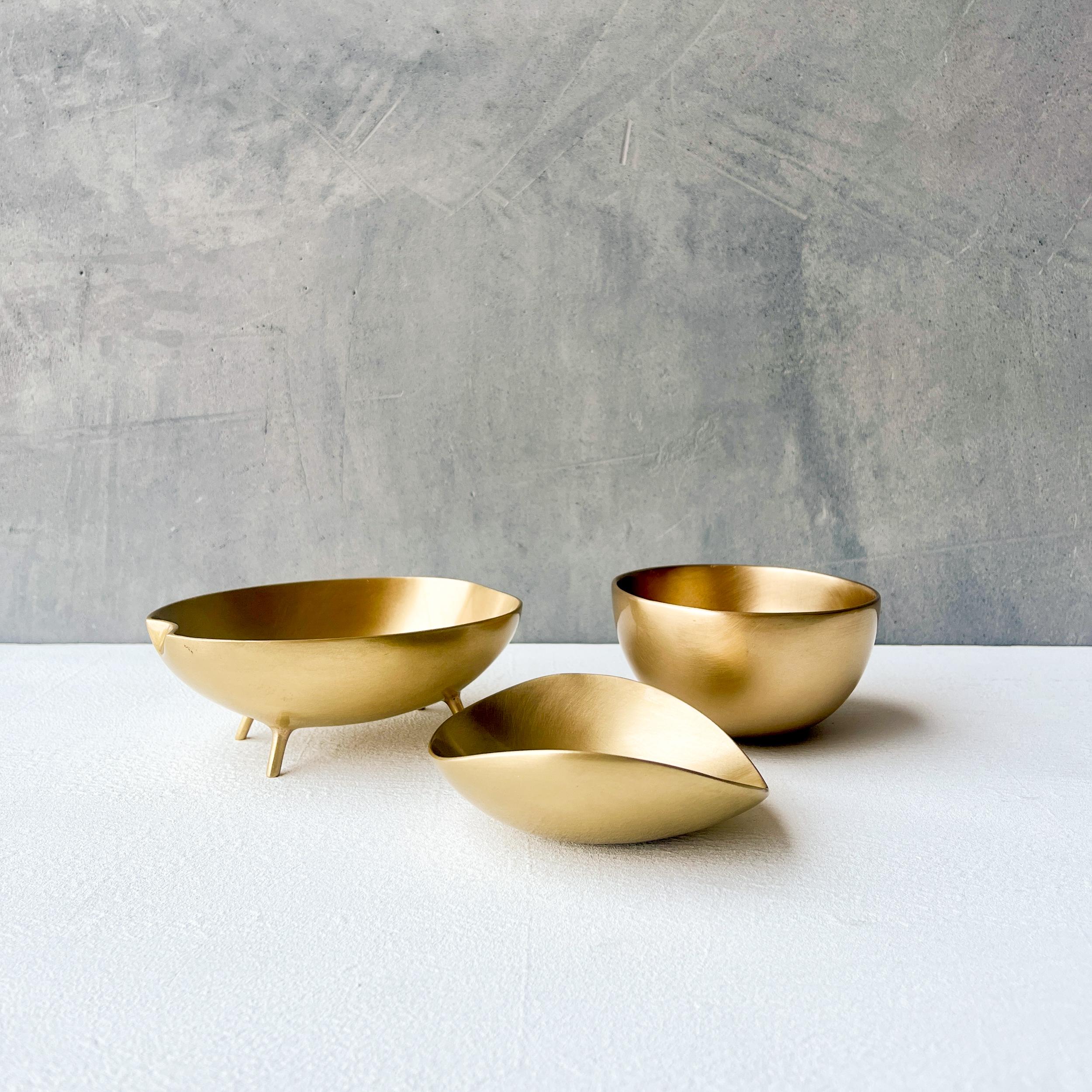 Set of Three Decorative Brushed Brass Bowls Vide-Poche For Sale 2