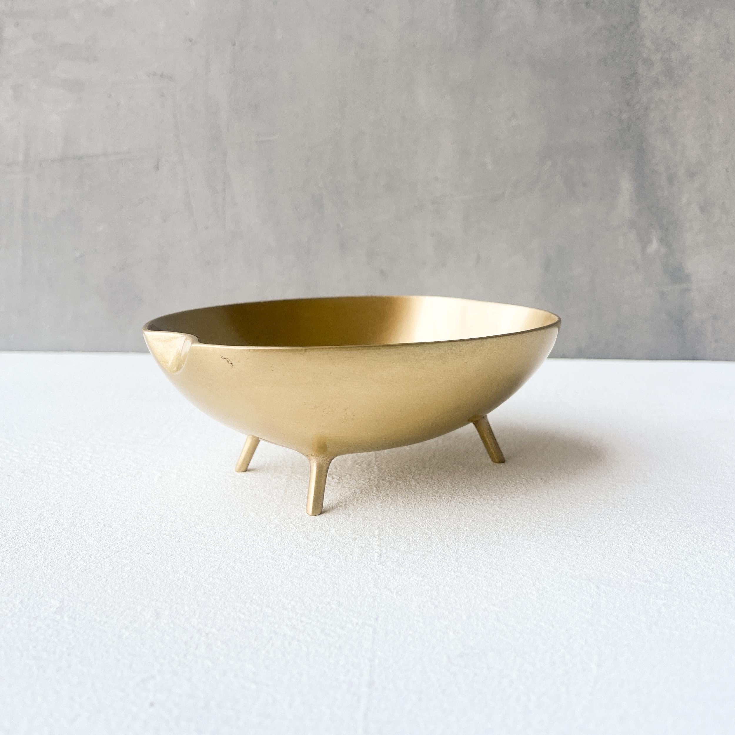 Handgemachte gebürstetem Messing Schüssel mit Beinen, vide-poche. Jede dieser originellen und eleganten Schalen wird einzeln von Hand gefertigt. Gegossen mit sehr traditionellen Techniken.

Leichte Abweichungen in den Mustern und Größen sind