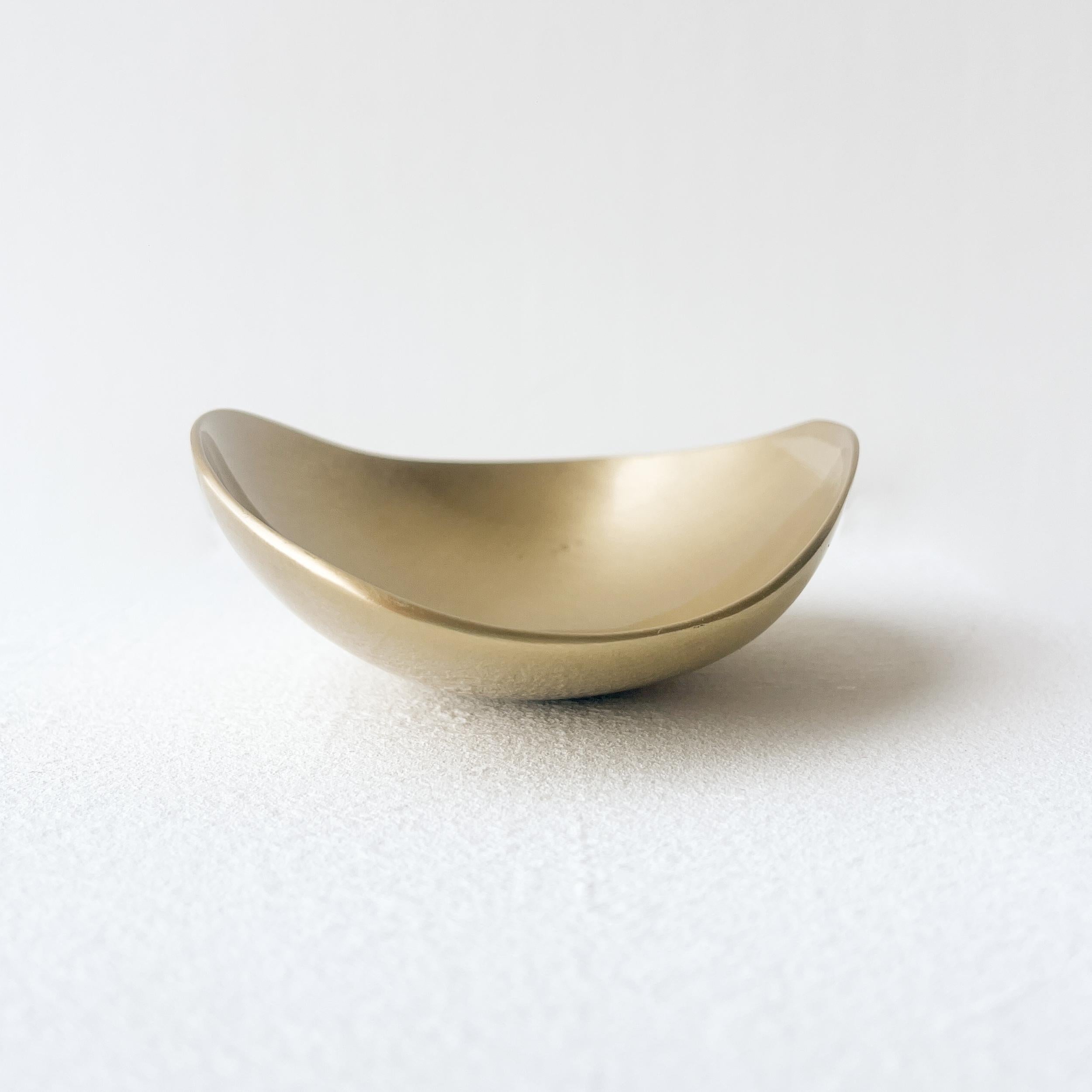 Organic Modern Irregular Shallow Brushed Brass Decorative Bowl, Vide-poche For Sale