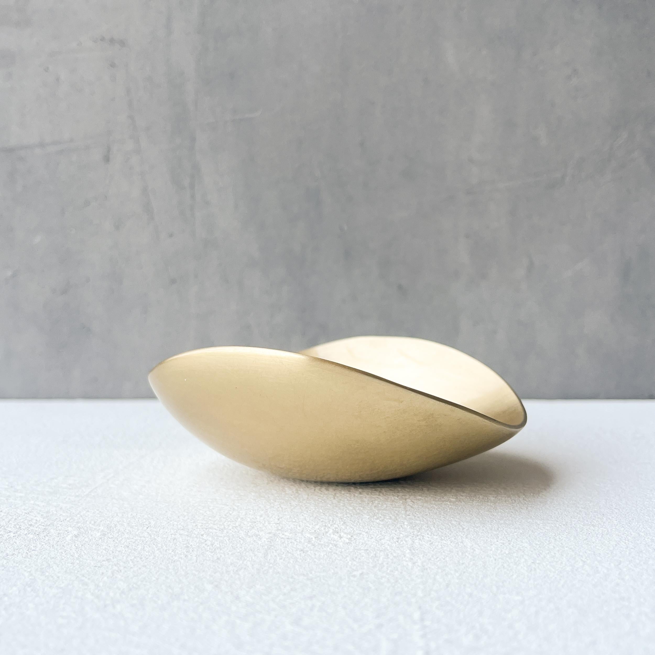 Irregular Shallow Brushed Brass Decorative Bowl, Vide-poche For Sale 1