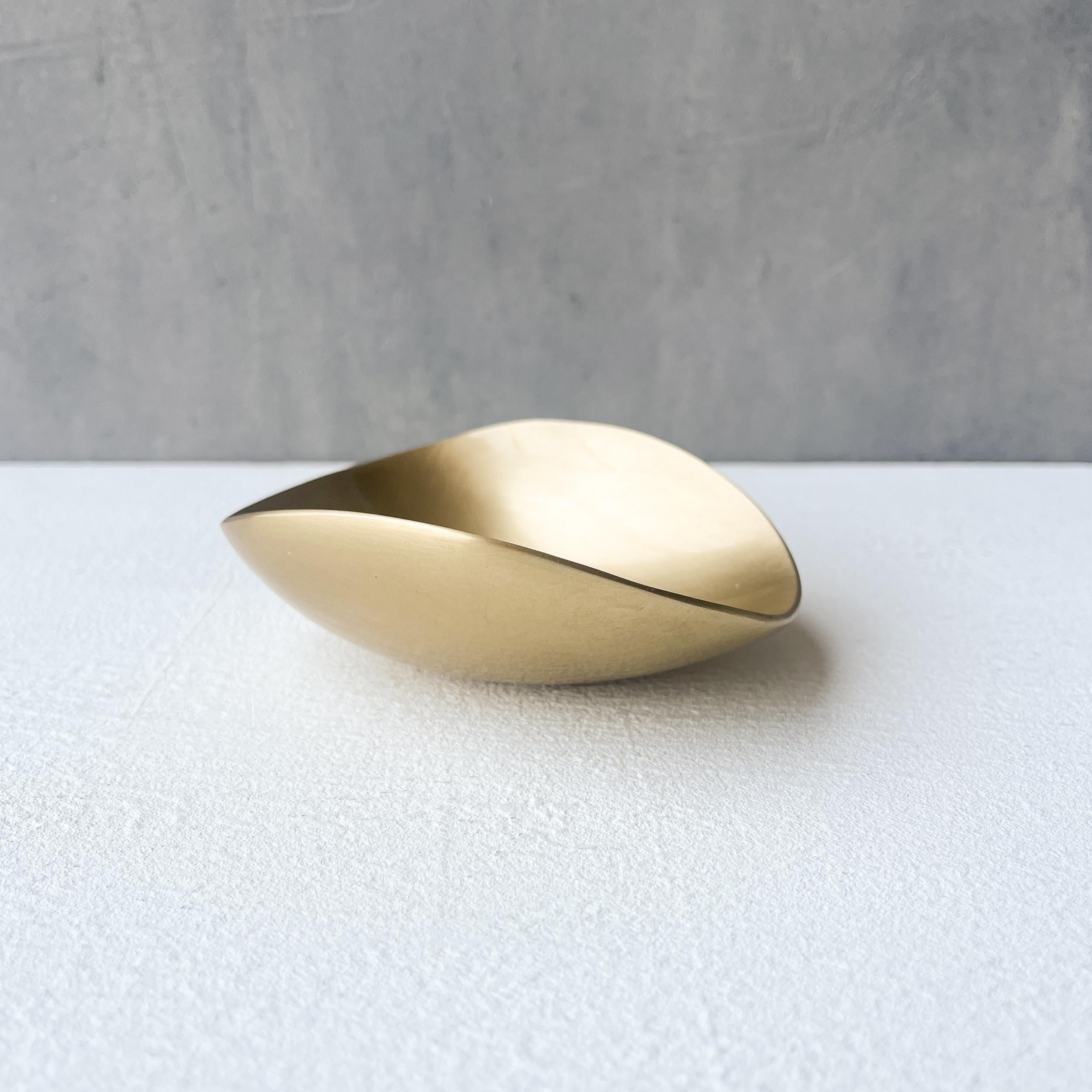 Contemporary Irregular Shallow Brushed Brass Decorative Bowl, Vide-poche For Sale