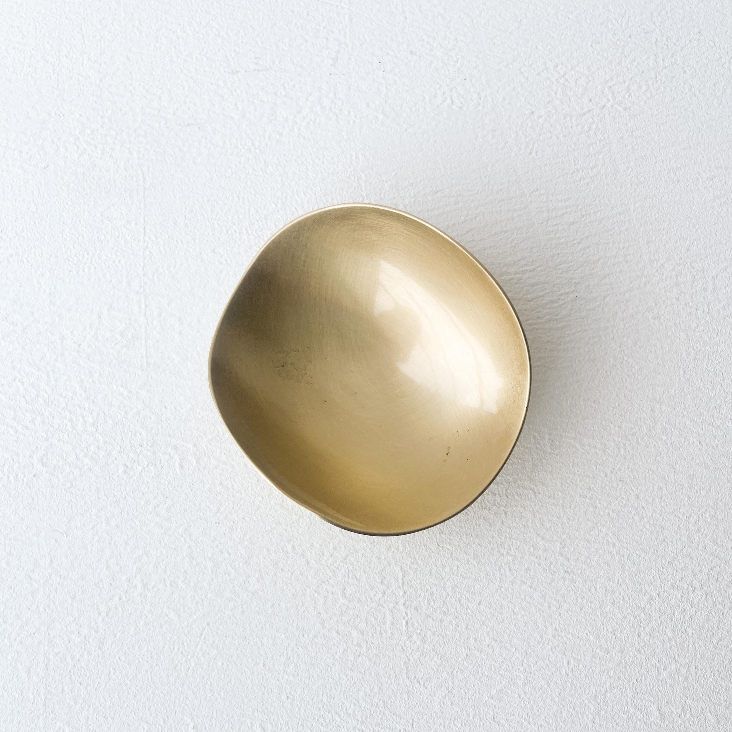 Irregular Shallow Brushed Brass Decorative Bowl, Vide-poche In New Condition For Sale In London, GB