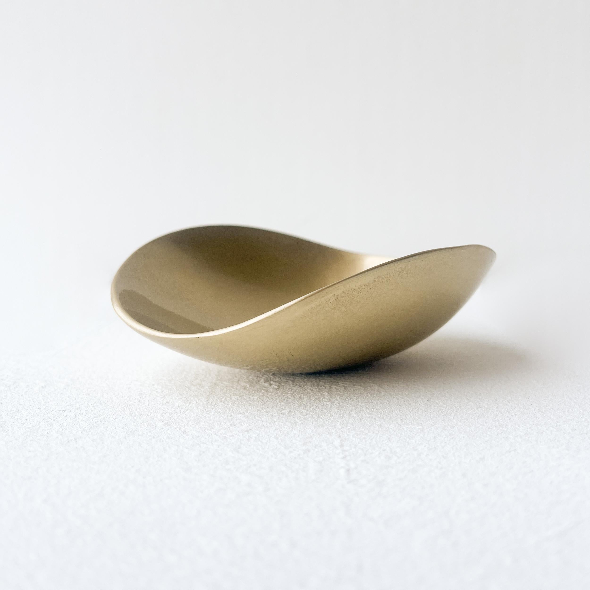 Indian Irregular Shallow Brushed Brass Decorative Bowl, Vide-poche For Sale