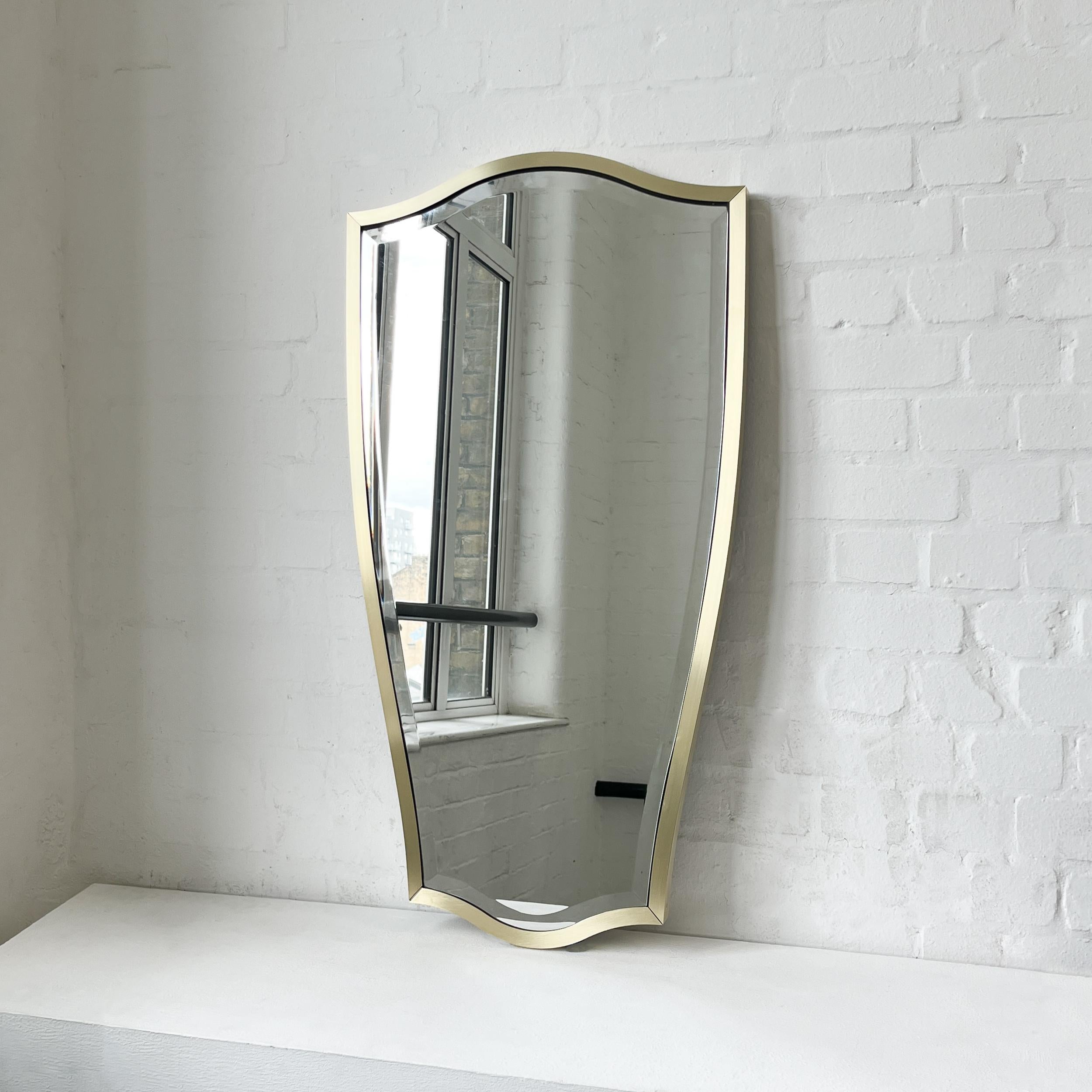Ottone Specchio d'epoca a forma libera N.7 con smusso e cornice in ottone in vendita