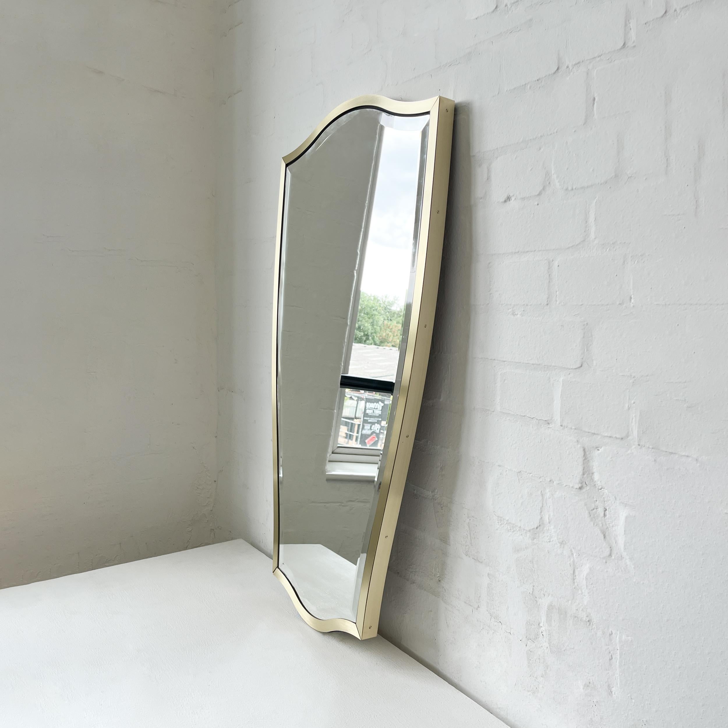 Specchio d'epoca a forma libera N.7 con smusso e cornice in ottone in vendita 1