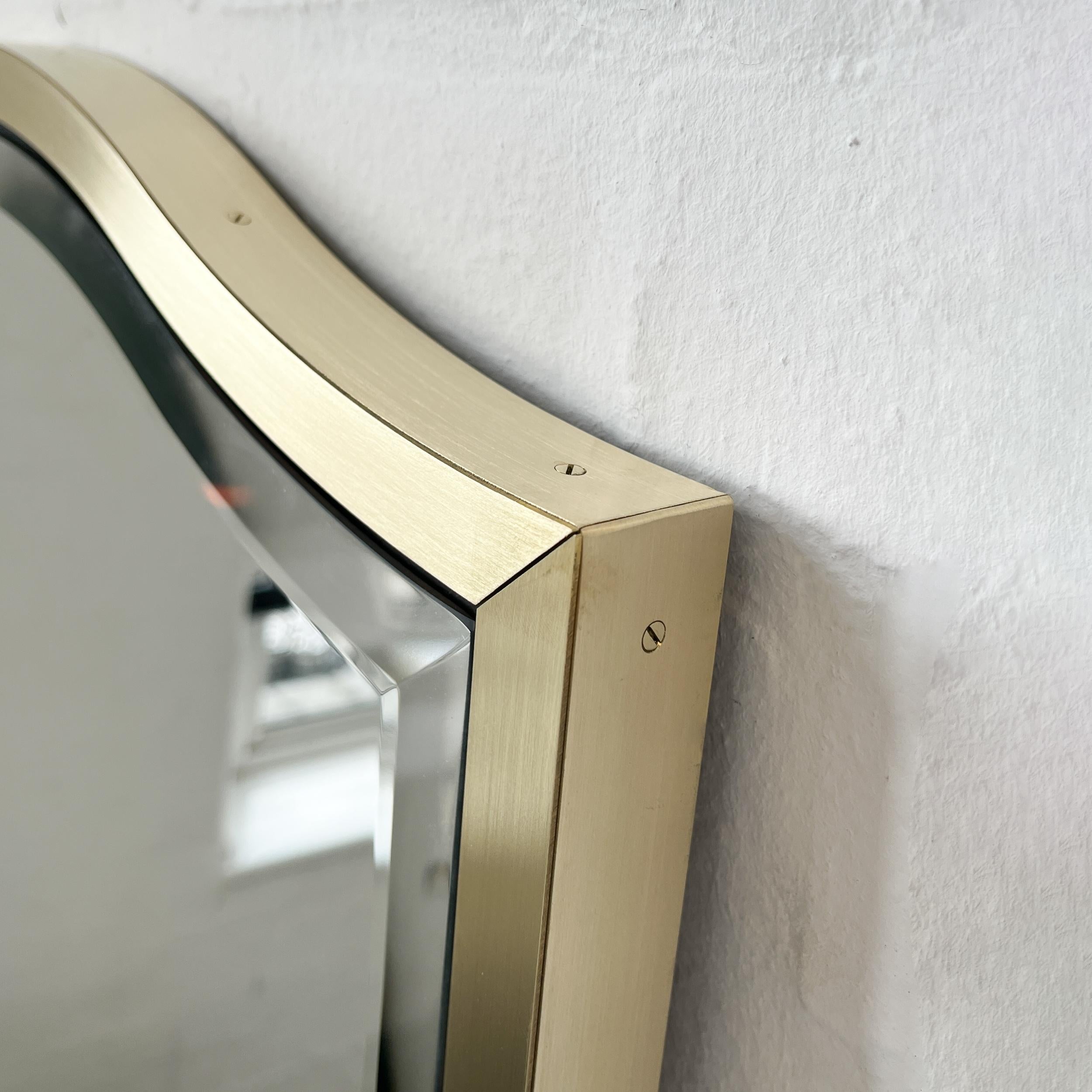 Specchio d'epoca a forma libera N.7 con smusso e cornice in ottone in vendita 2