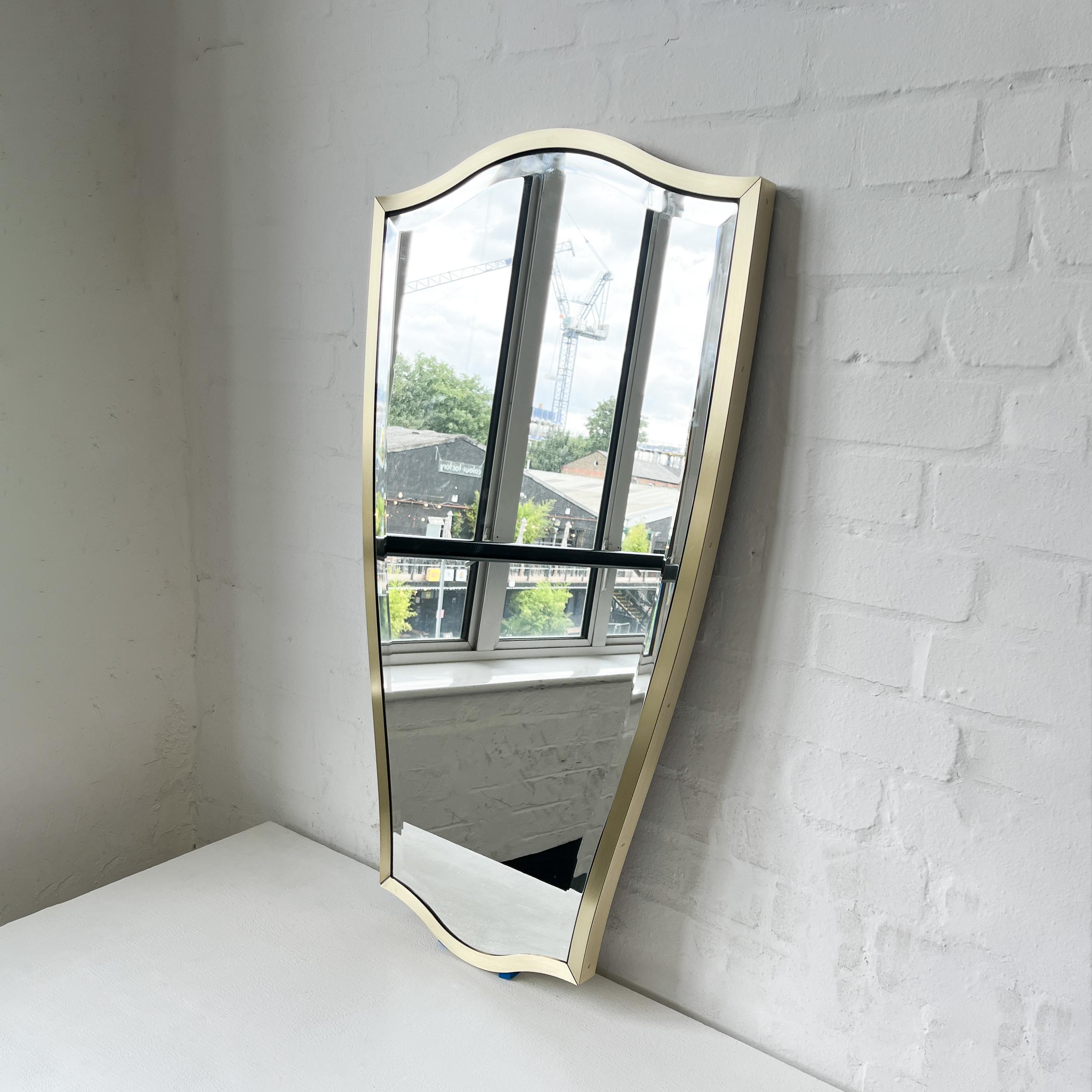 Squisito specchio a forma libera della serie Vintage N.7 con un elegante smusso e una cornice in ottone massiccio. Realizzato a mano a Londra, nel Regno Unito, secondo standard di alta qualità, utilizzando puro ottone massiccio. Le dimensioni e la