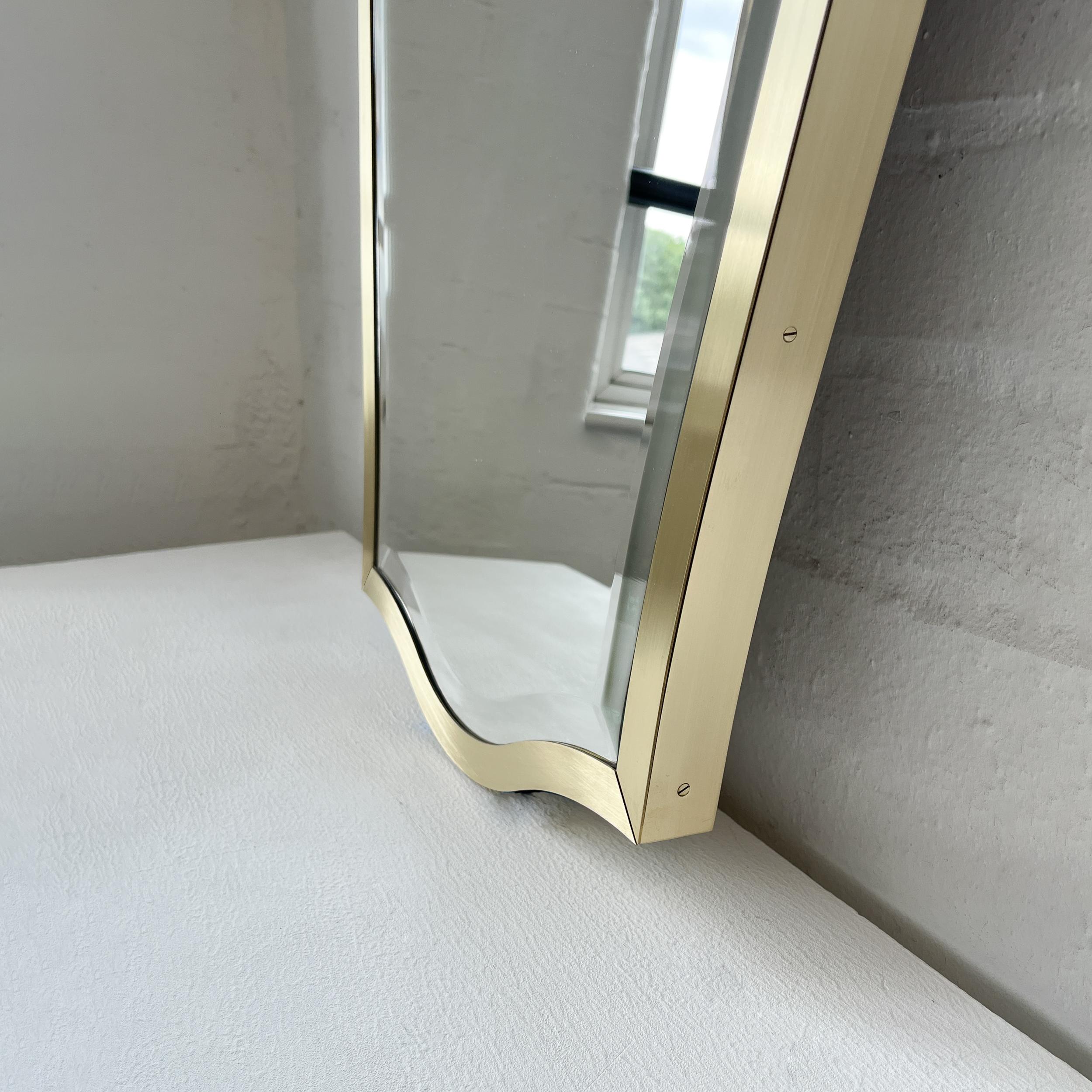 Specchio d'epoca a forma libera N.7 con smusso e cornice in ottone in vendita 4