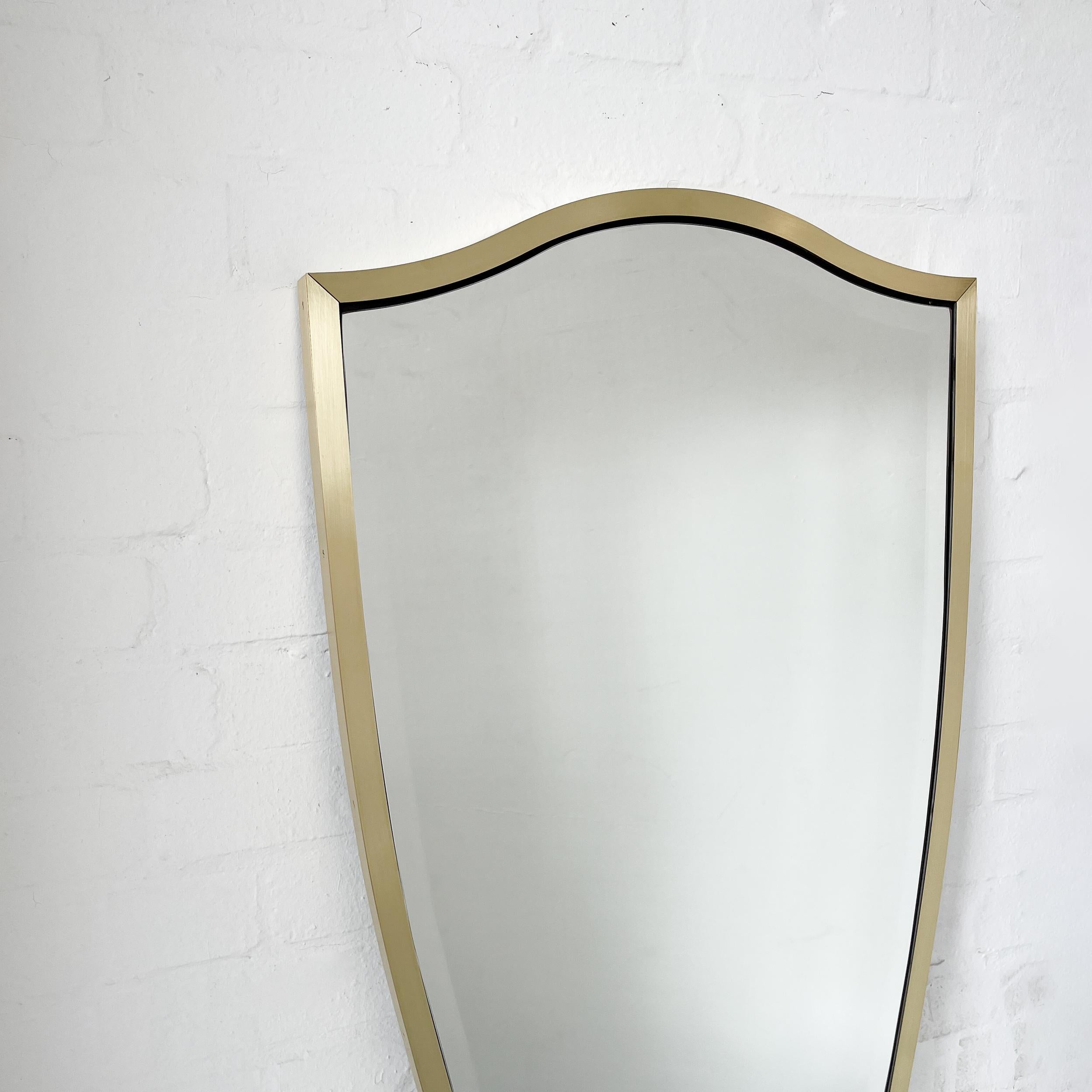 Spazzolato Specchio d'epoca a forma libera N.7 con smusso e cornice in ottone in vendita