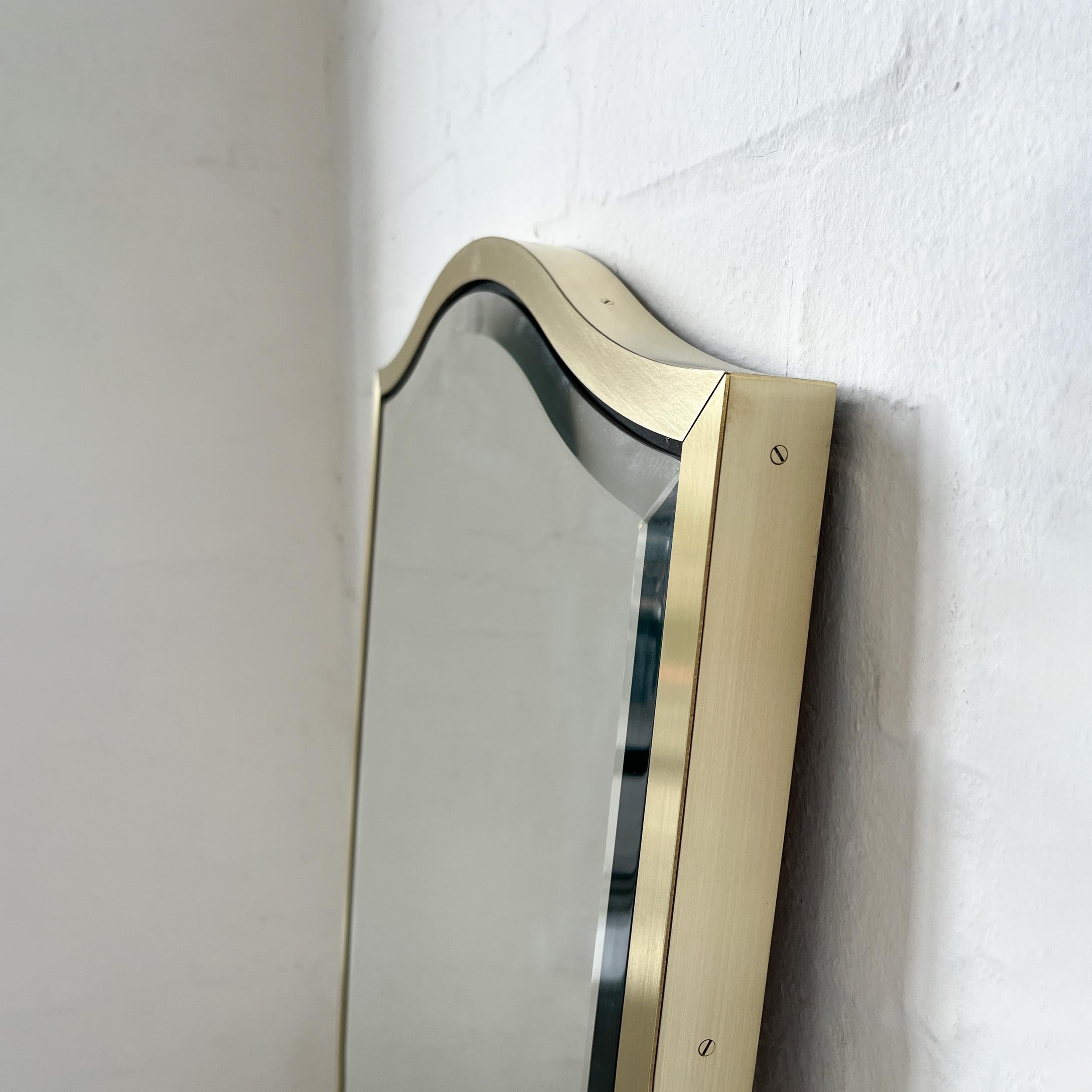 Specchio d'epoca a forma libera N.7 con smusso e cornice in ottone in vendita 3