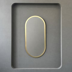 Specchio a forma di capsula con cornice architettonica in ottone Tipo, misura media