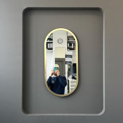 Specchio contemporaneo a forma di capsula con cornice in ottone, piccolo