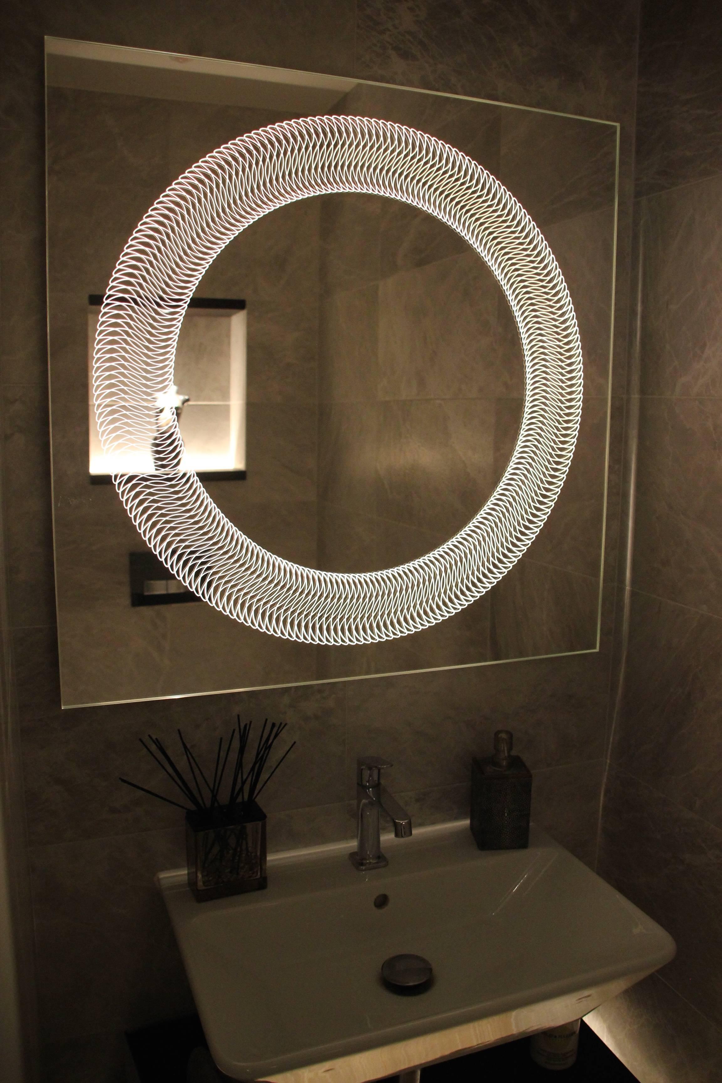 Indien En stock Miroir de salle de bains Glazz Cosmic gravé, sans cadre et éclairé par l'arrière. en vente