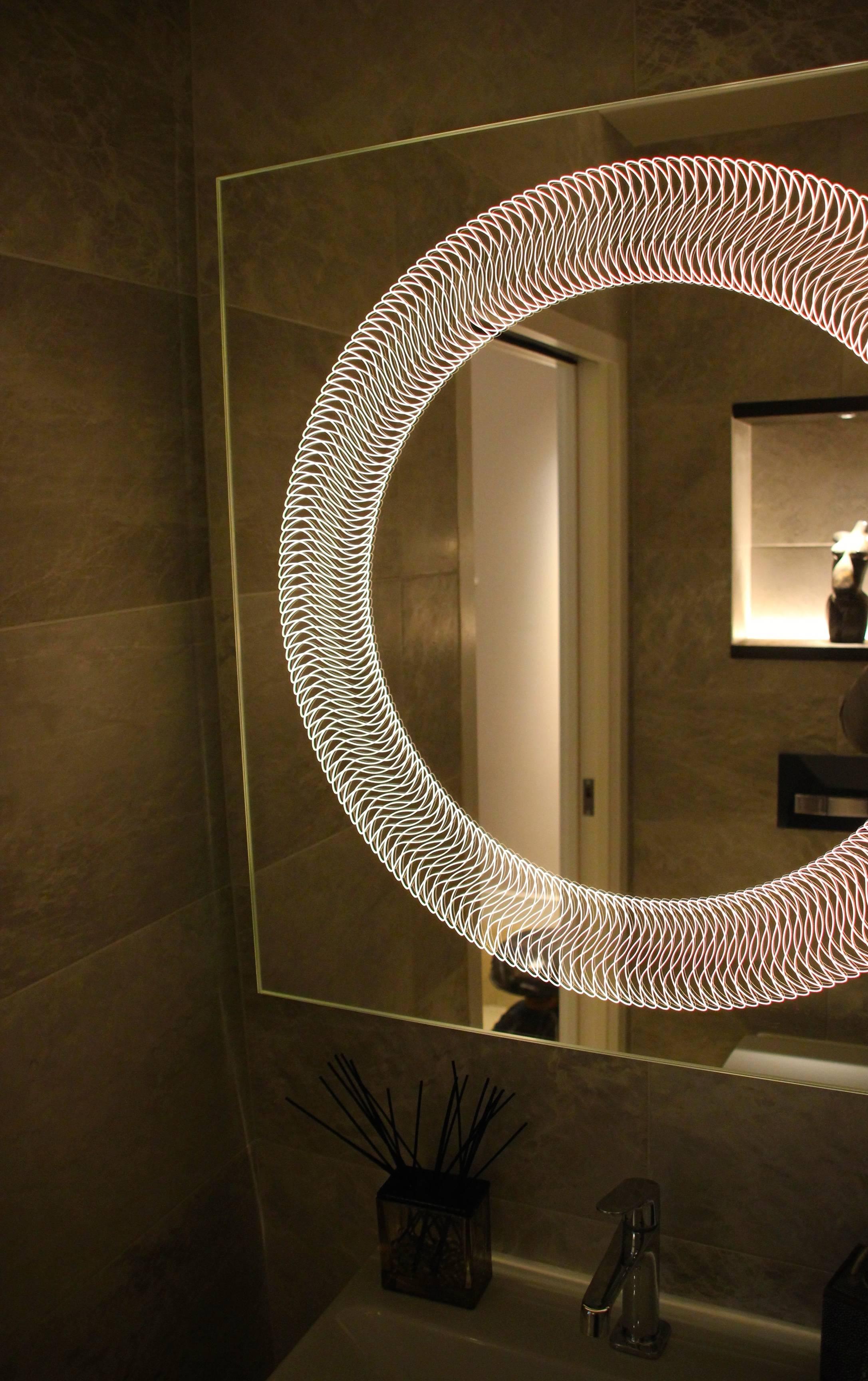 Buriné En stock Miroir de salle de bains Glazz Cosmic gravé, sans cadre et éclairé par l'arrière. en vente